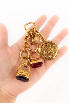Chanel Siegel Goldenes Metall und Glaspaste Schlüsselanhänger, 1993