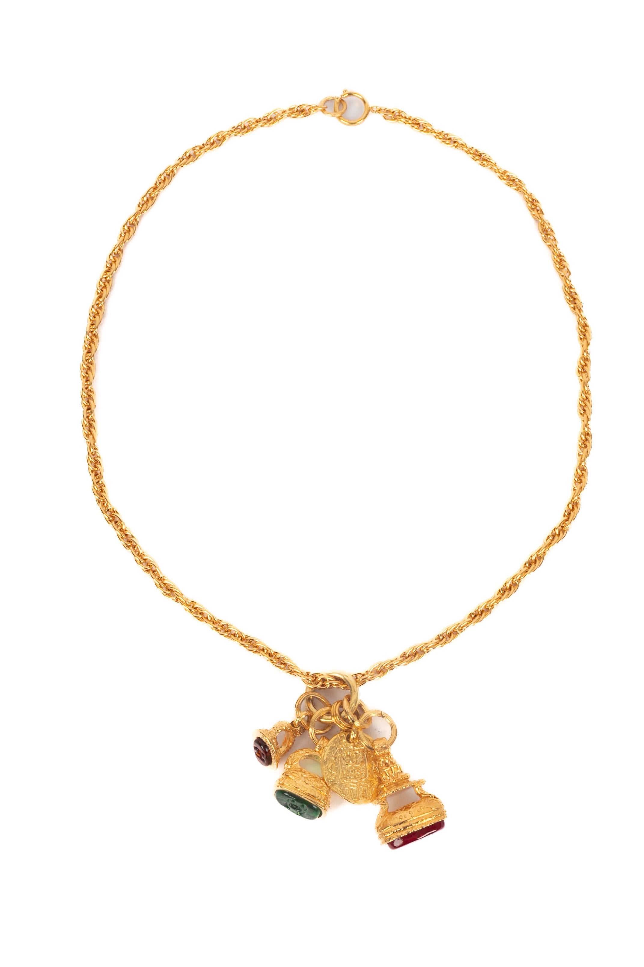 Collar con sello Chanel 1993 en Excelente estado para la venta en SAINT-OUEN-SUR-SEINE, FR