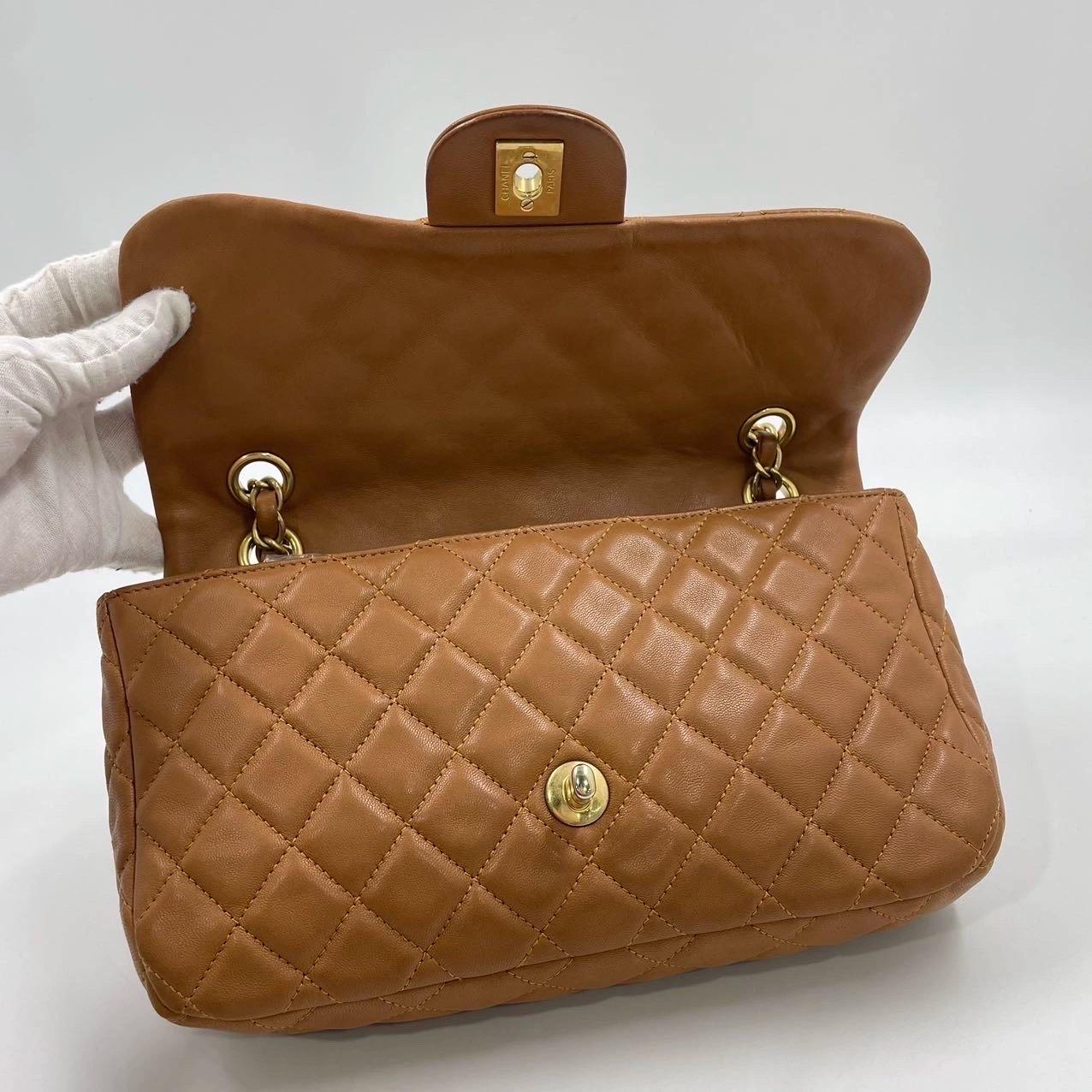 Chanel Seasonal Flap Medium Caramel Tan Brown Leather Valentine Marine Charms For Sale 6