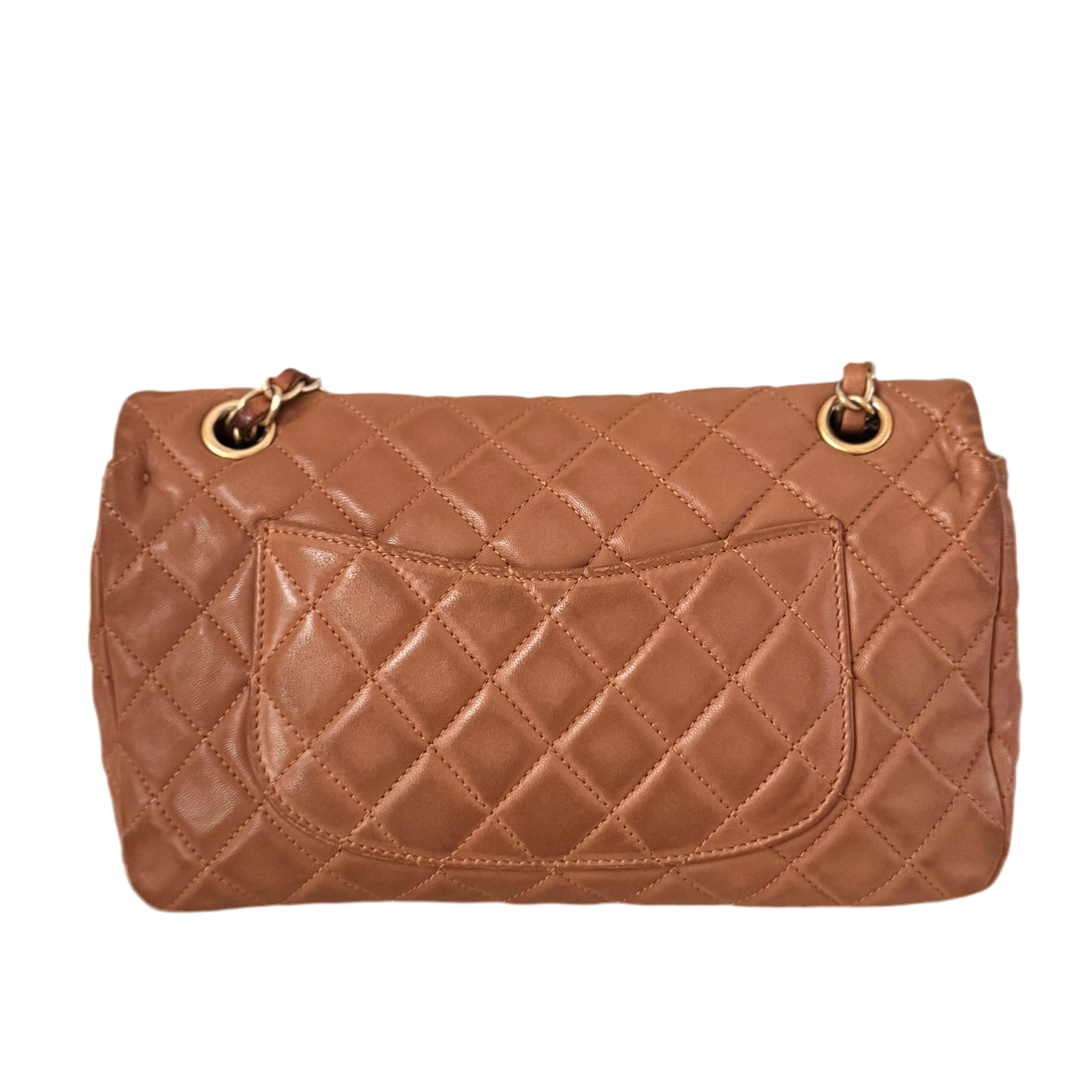 CONDITION: VERY GOOD

This previously owned and used item is in excellent original condition with sone signs of use. Light stains on the surface. 

DETAILS:

circa 2010-2011
Series 14
Classic Flap
leather 
Caramel Tan Brown
Gold tone