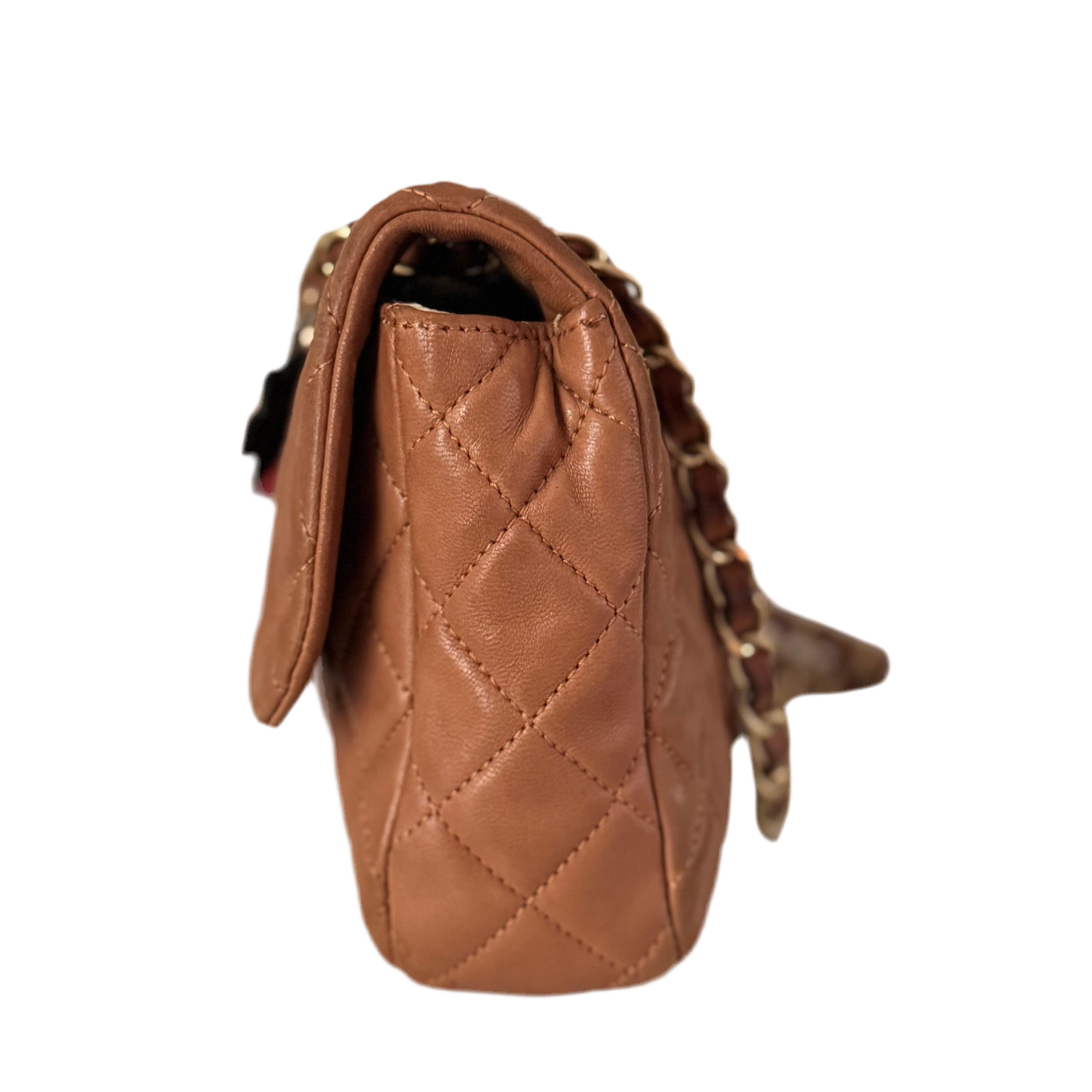 Chanel Seasonal Flap Medium Caramel Tan Brown Leather Valentine Marine Charms In Good Condition For Sale In AUBERVILLIERS, FR