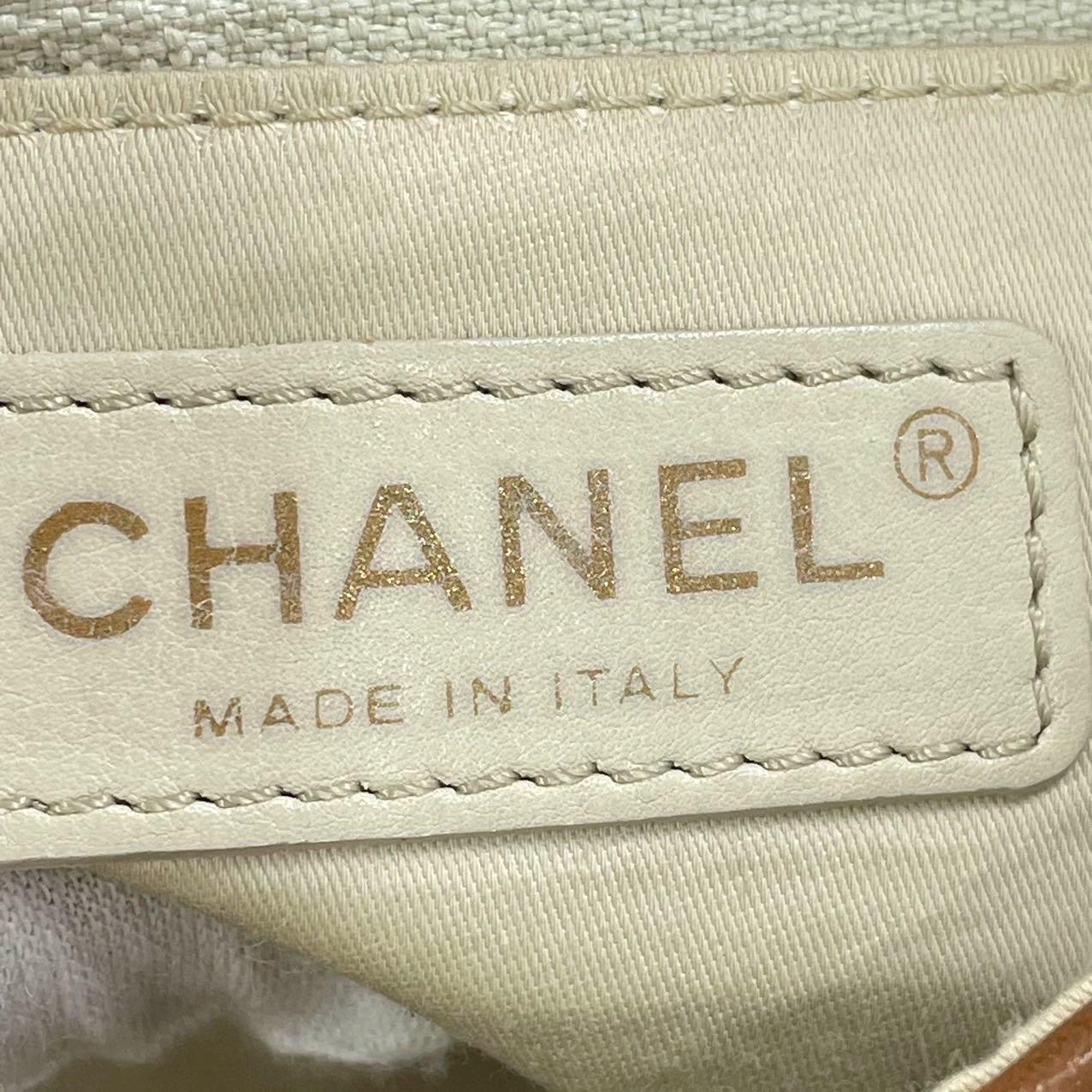 Chanel Seasonal Flap Medium Caramel Tan Brown Leather Valentine Marine Charms For Sale 2