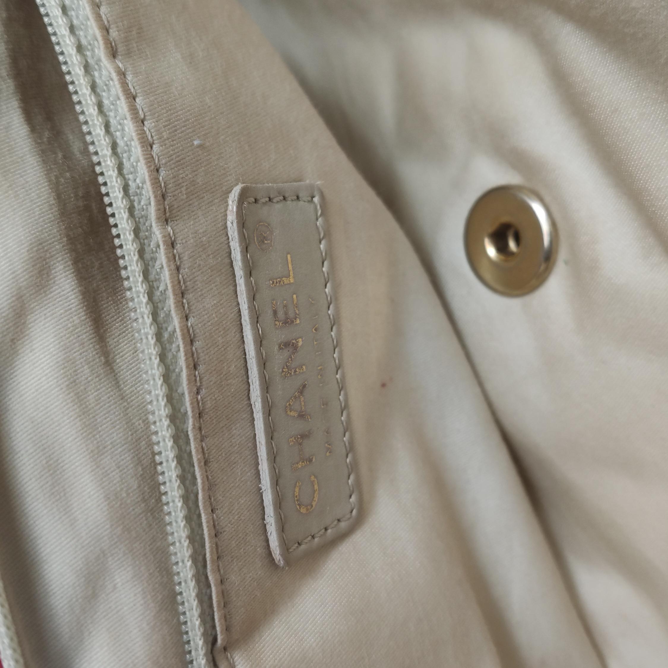 Chanel Seasonal Flap Medium Red Lambskin Leather Valentine Marine Charms en vente 6