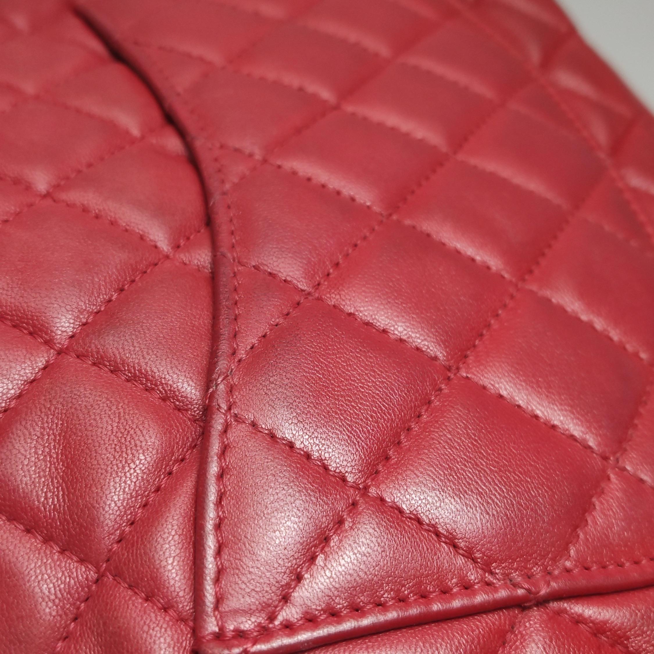 Chanel Seasonal Flap Medium Red Lambskin Leather Valentine Marine Charms en vente 7