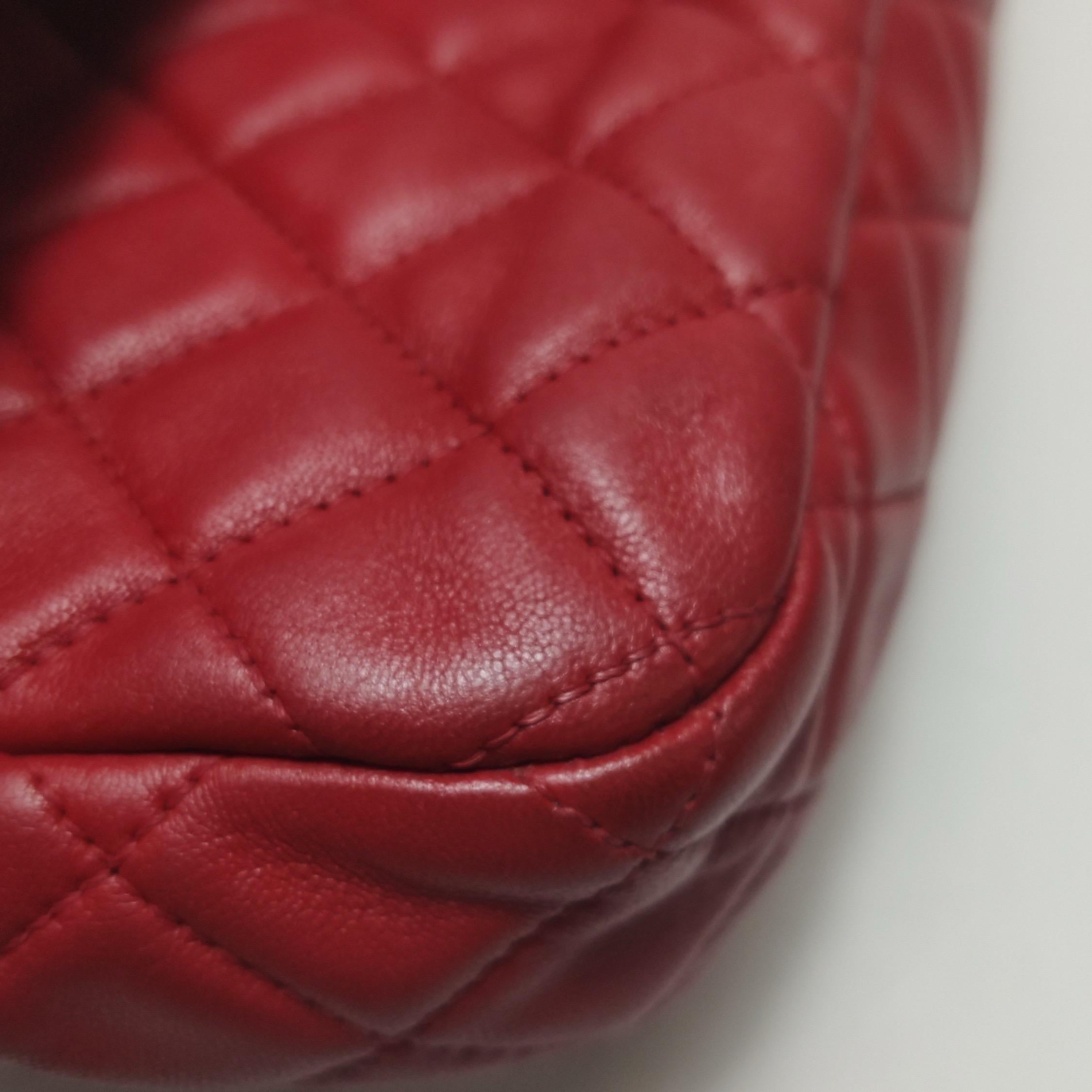 Chanel Seasonal Flap Medium Red Lambskin Leather Valentine Marine Charms en vente 8