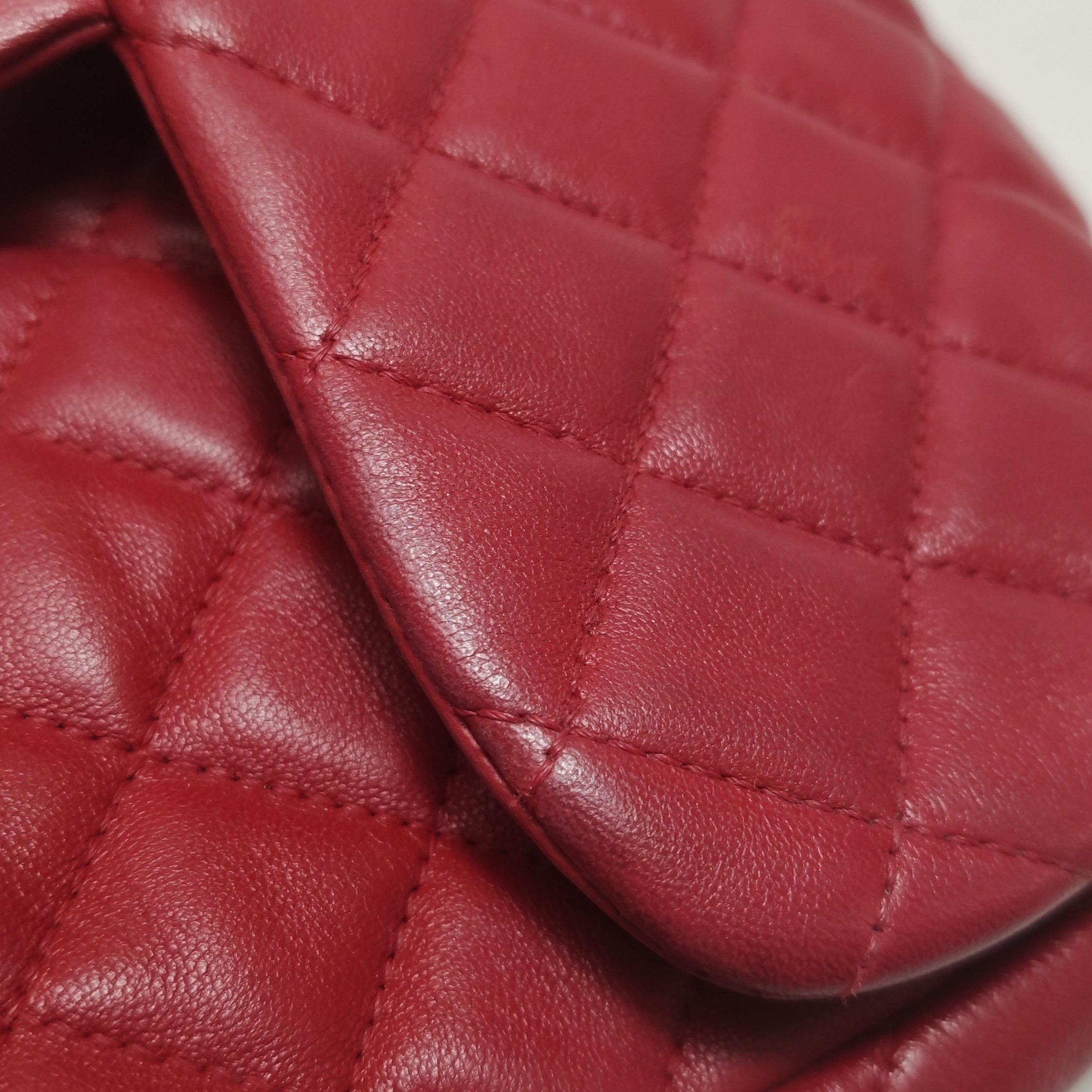 Chanel Seasonal Flap Medium Red Lambskin Leather Valentine Marine Charms en vente 9