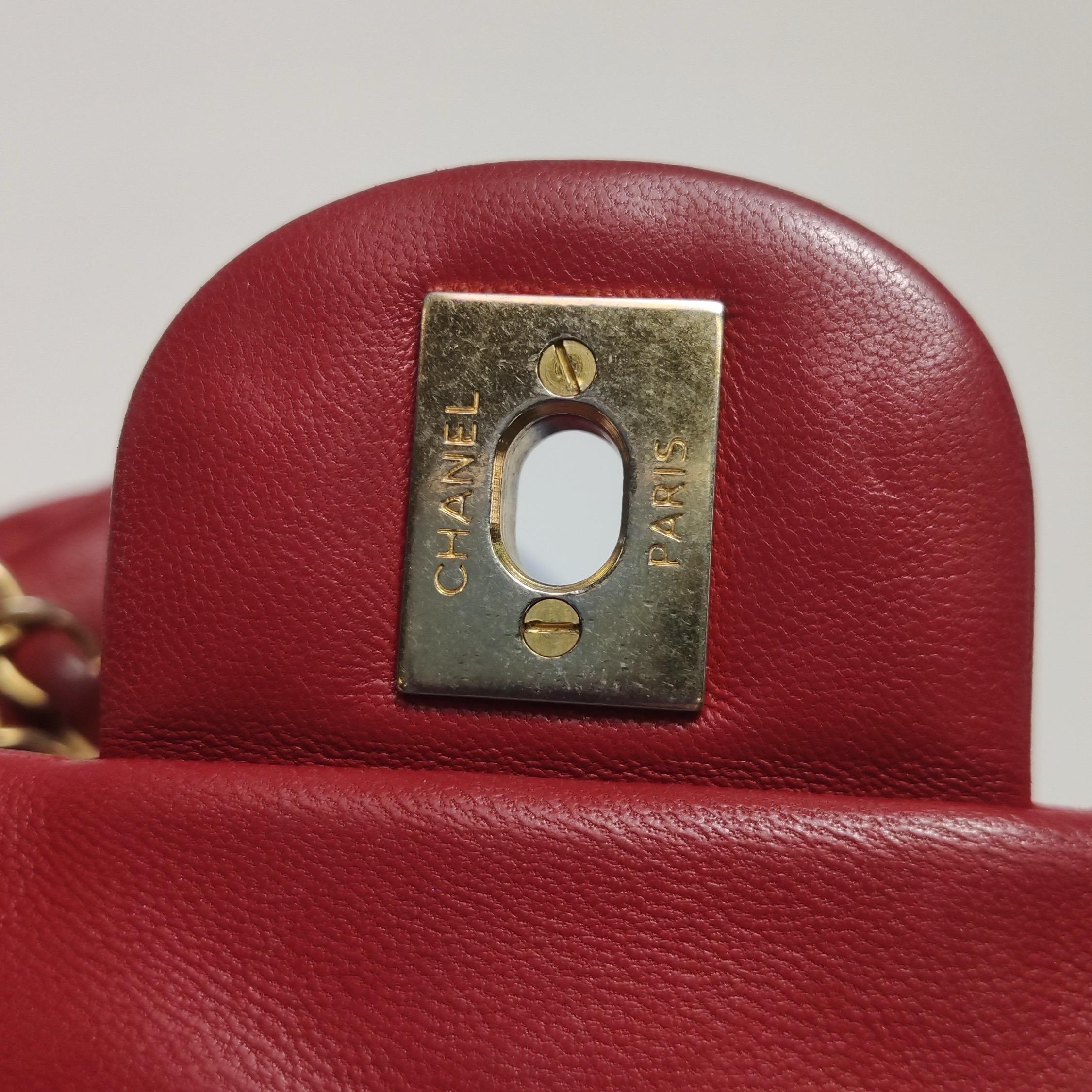 Chanel Seasonal Flap Medium Red Lambskin Leather Valentine Marine Charms en vente 12