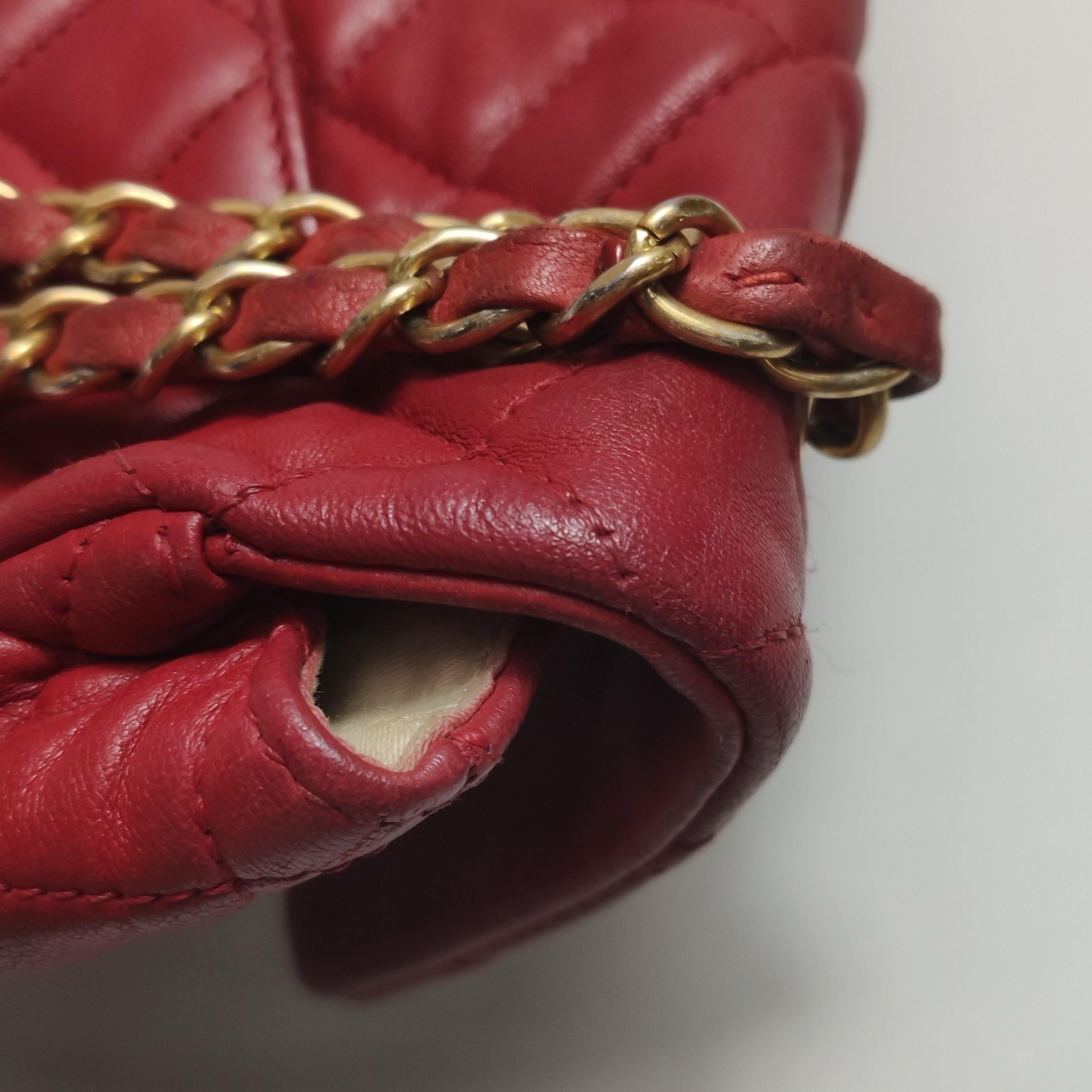 Chanel Seasonal Flap Medium Red Lambskin Leather Valentine Marine Charms en vente 13