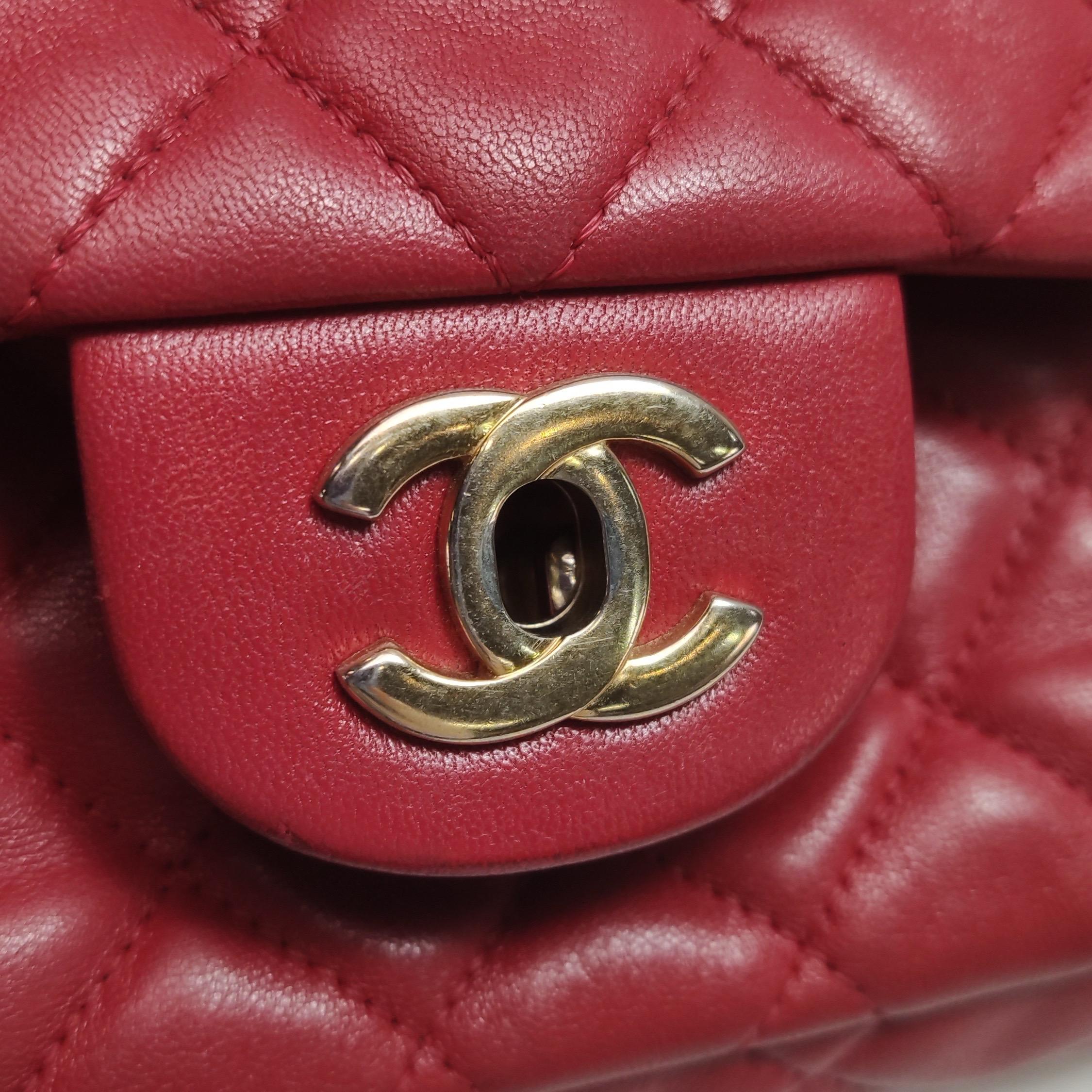 Chanel Seasonal Flap Medium Red Lambskin Leather Valentine Marine Charms en vente 14