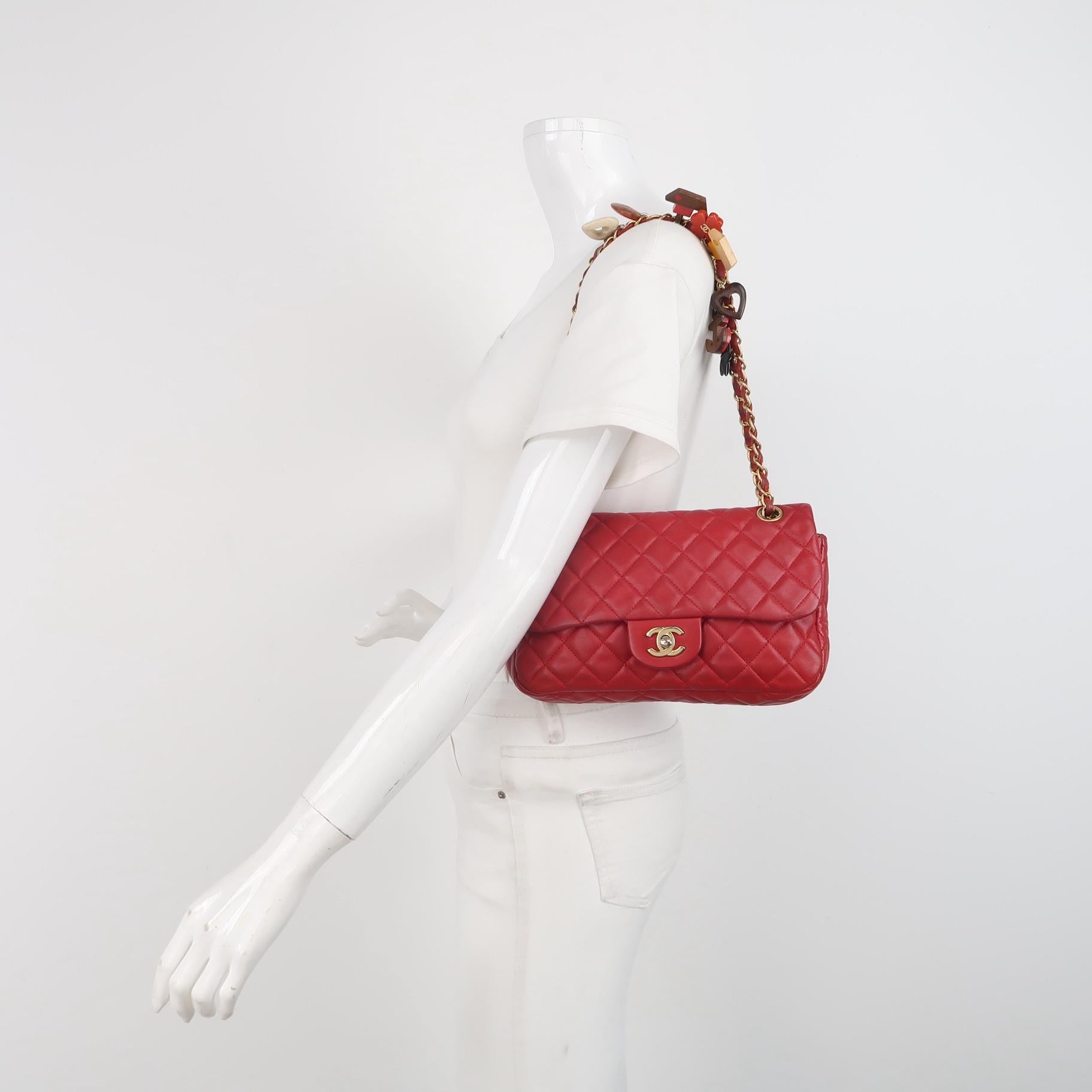 Chanel Seasonal Flap Medium Red Lambskin Leather Valentine Marine Charms
Il s'agit de photos professionnelles du sac offert par Luxbags.
ÉTAT : TRÈS BON
Cet article précédemment possédé et utilisé est en excellent état d'origine avec de légers