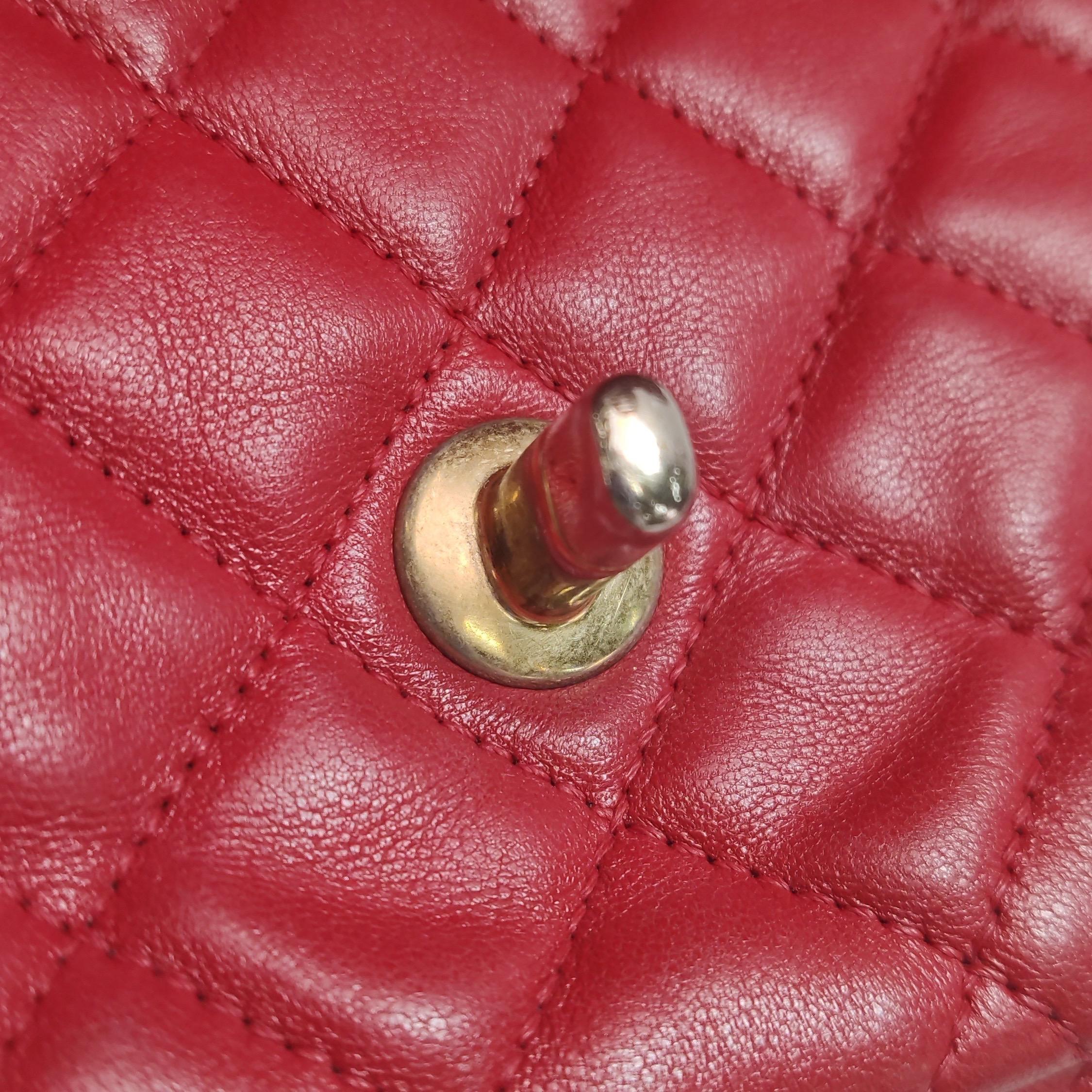 Chanel Seasonal Flap Medium Red Lambskin Leather Valentine Marine Charms en vente 15
