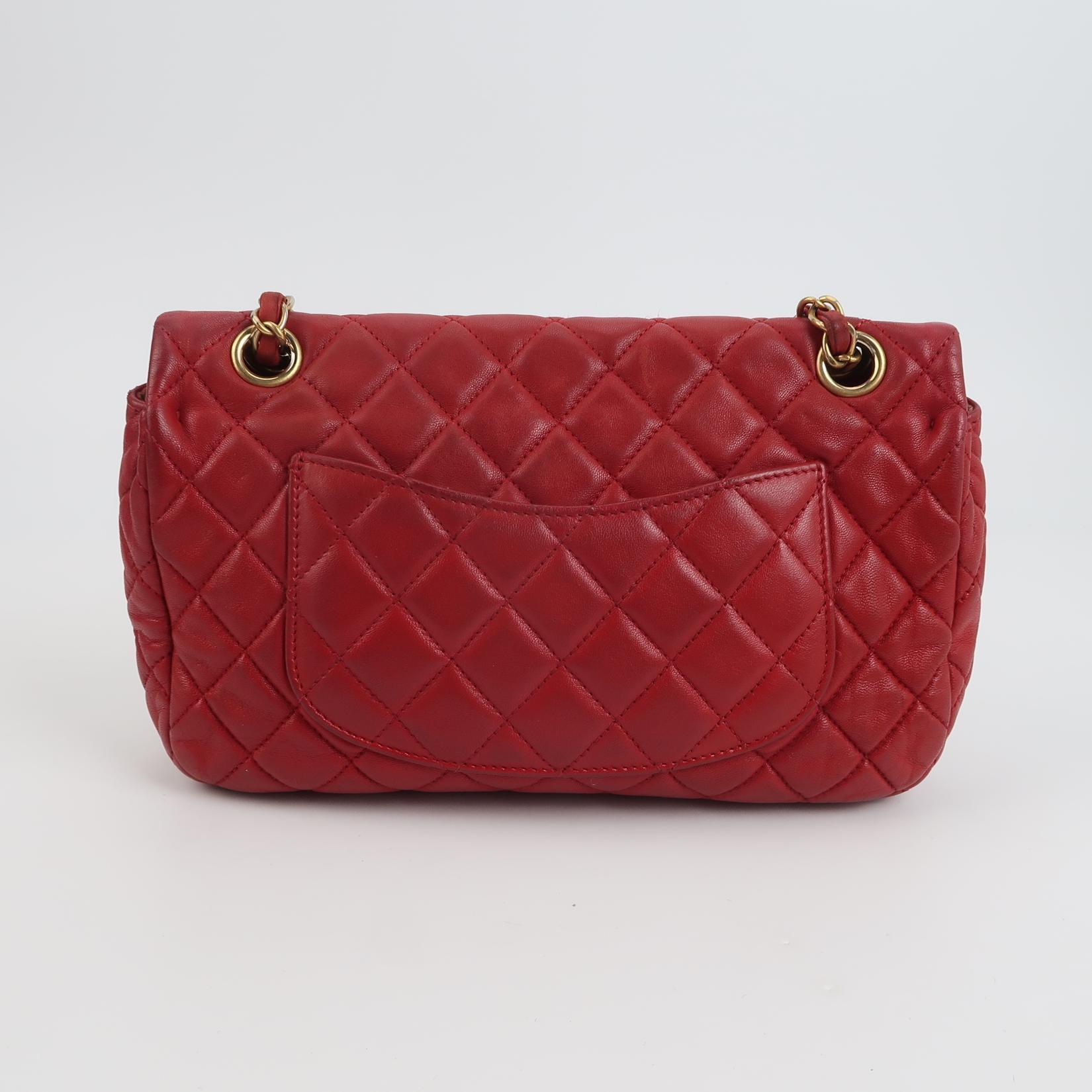 Rouge Chanel Seasonal Flap Medium Red Lambskin Leather Valentine Marine Charms en vente