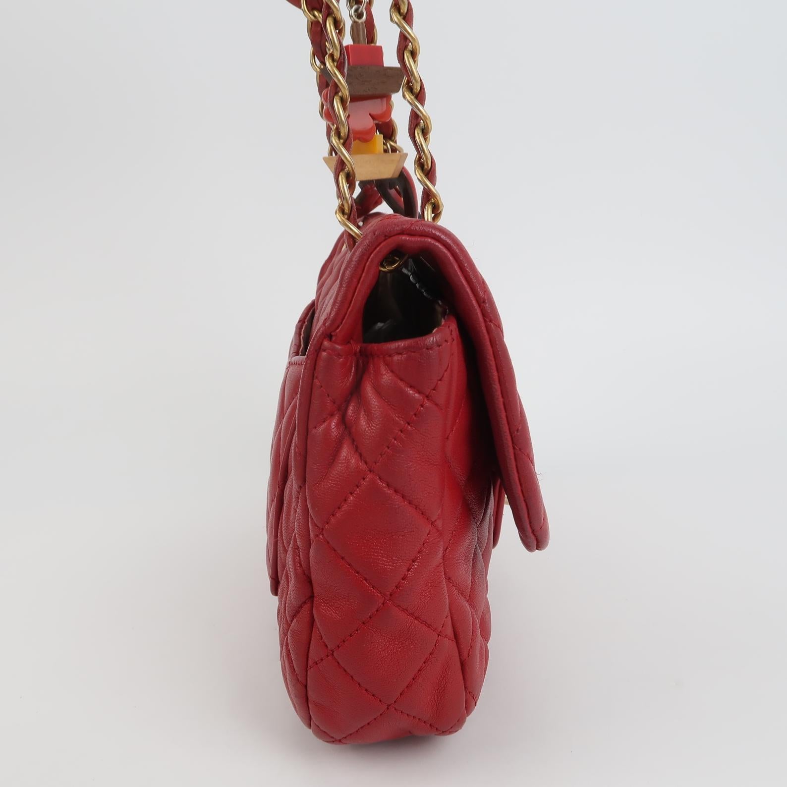 Chanel Seasonal Flap Medium Red Lambskin Leather Valentine Marine Charms Excellent état - En vente à AUBERVILLIERS, FR