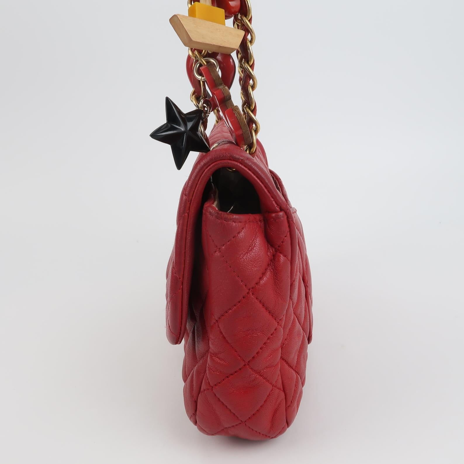 Chanel Seasonal Flap Medium Red Lambskin Leather Valentine Marine Charms Pour femmes en vente