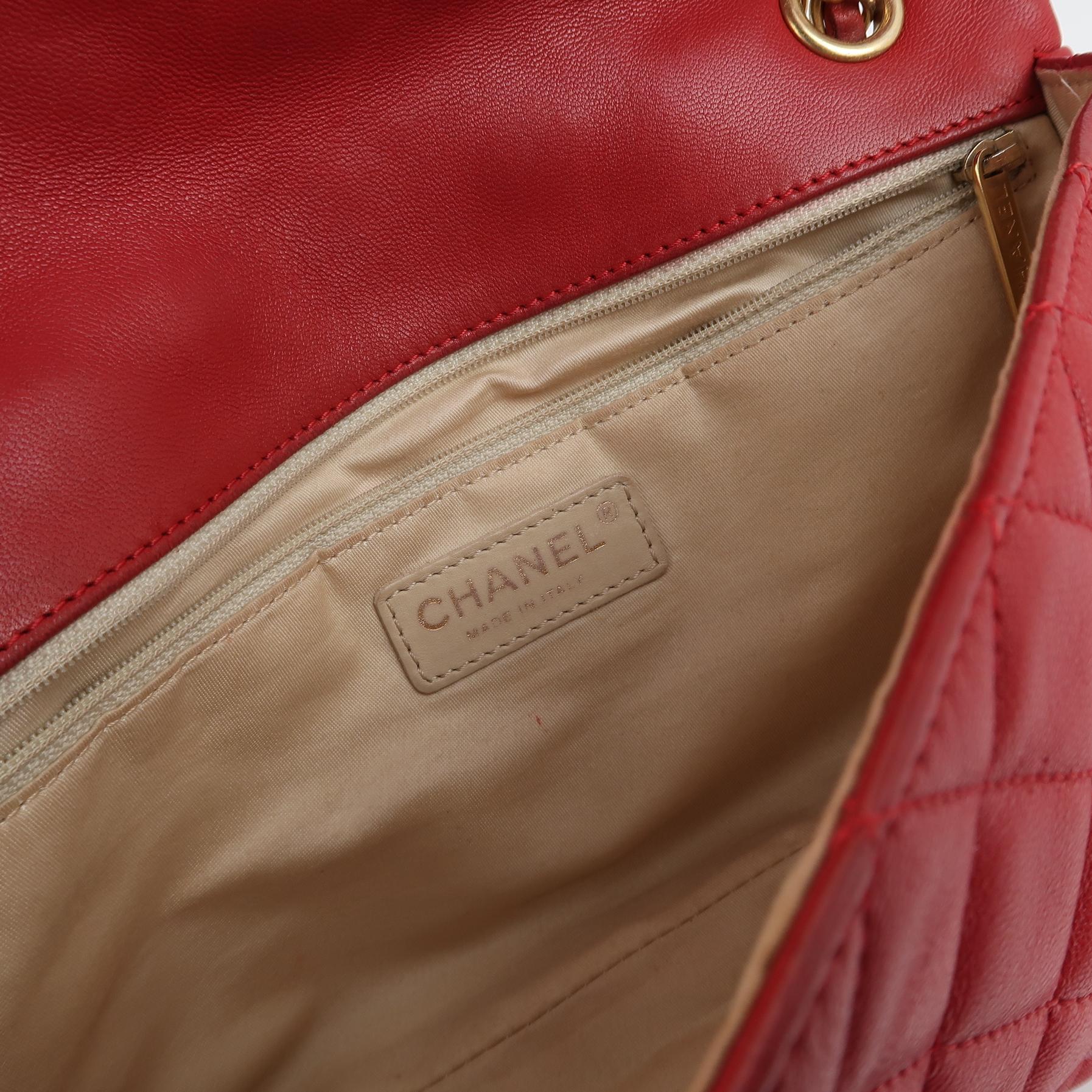 Chanel Seasonal Flap Medium Red Lambskin Leather Valentine Marine Charms en vente 1