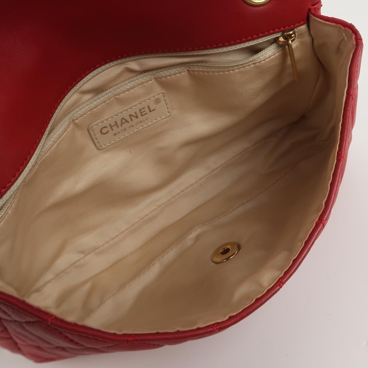 Chanel Seasonal Flap Medium Red Lambskin Leather Valentine Marine Charms en vente 2