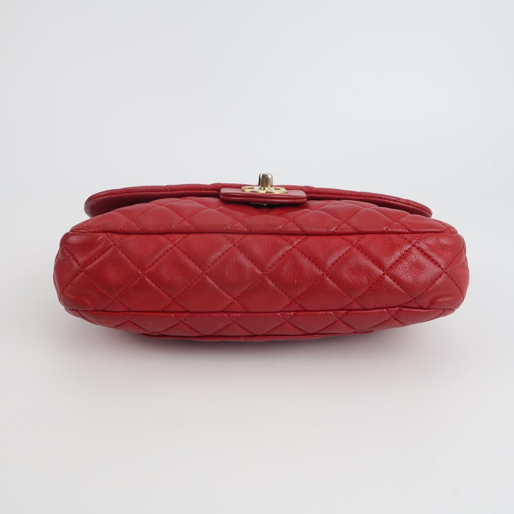 Chanel Seasonal Flap Medium Red Lambskin Leather Valentine Marine Charms en vente 3