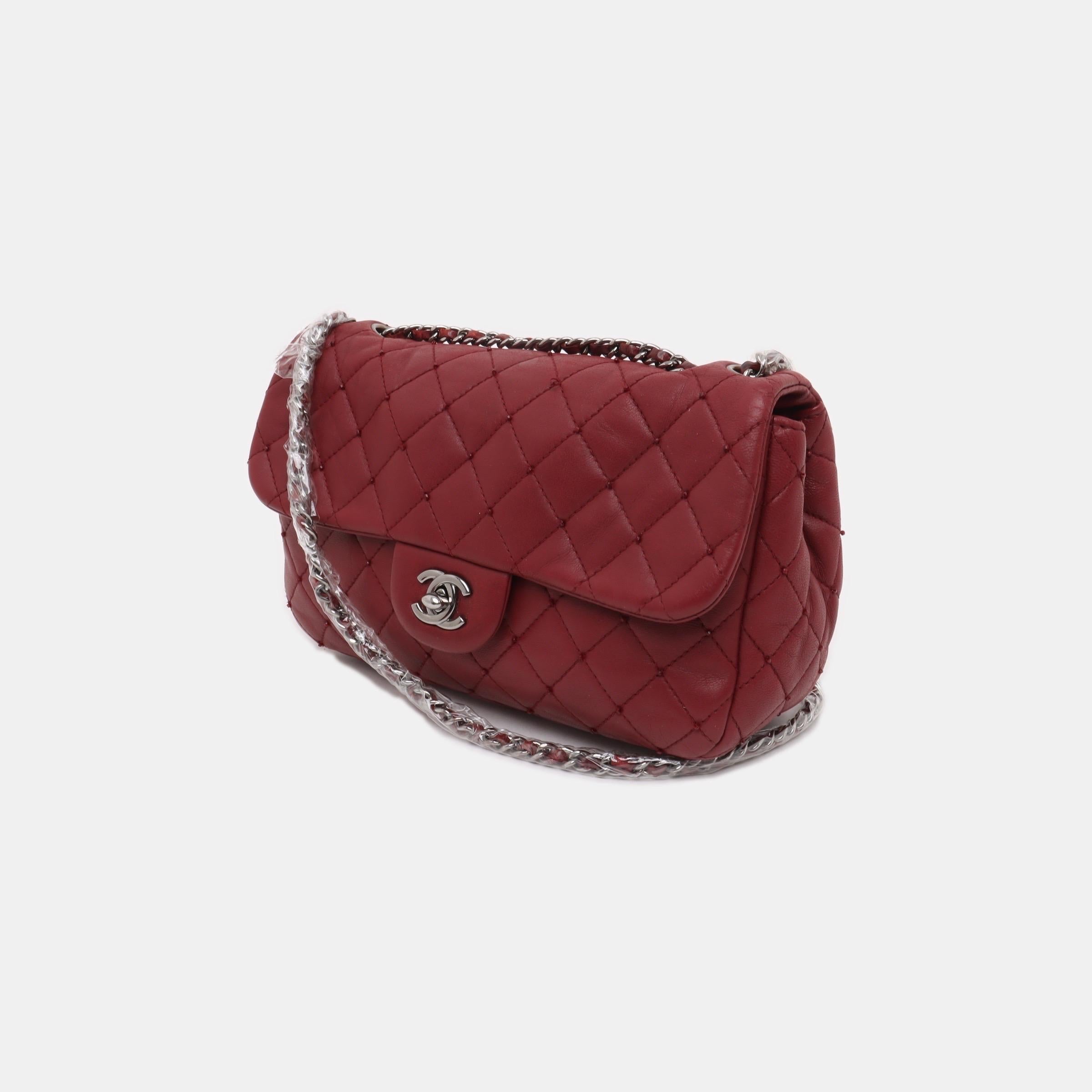 Marron Chanel Seasonal Flap Petit cuir d'agneau bourgogne avec clous, 2012-13 en vente
