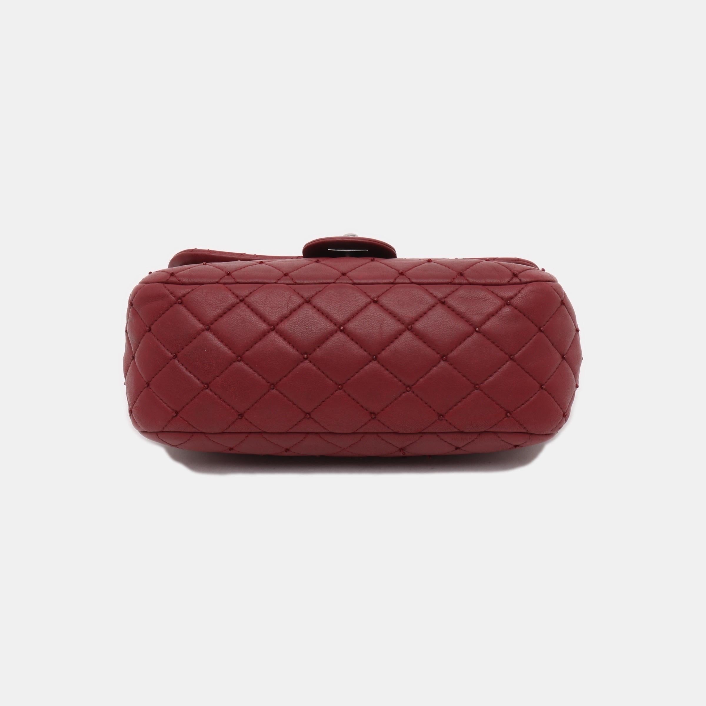 Chanel Seasonal Flap Petit cuir d'agneau bourgogne avec clous, 2012-13 Pour femmes en vente