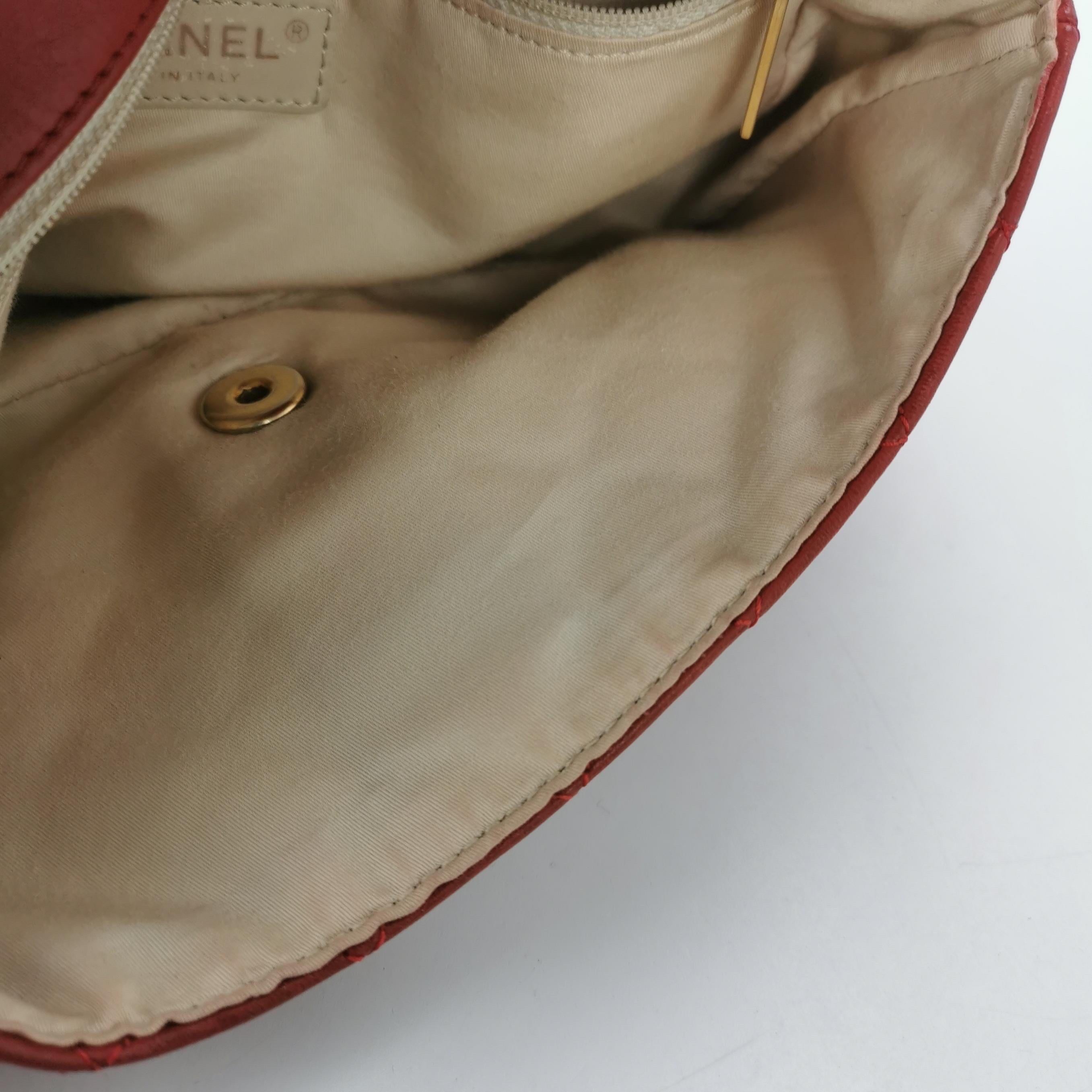 Chanel Seasonal Flap Pequeña Piel de Cordero Roja Valentine Marine Charms en venta 5