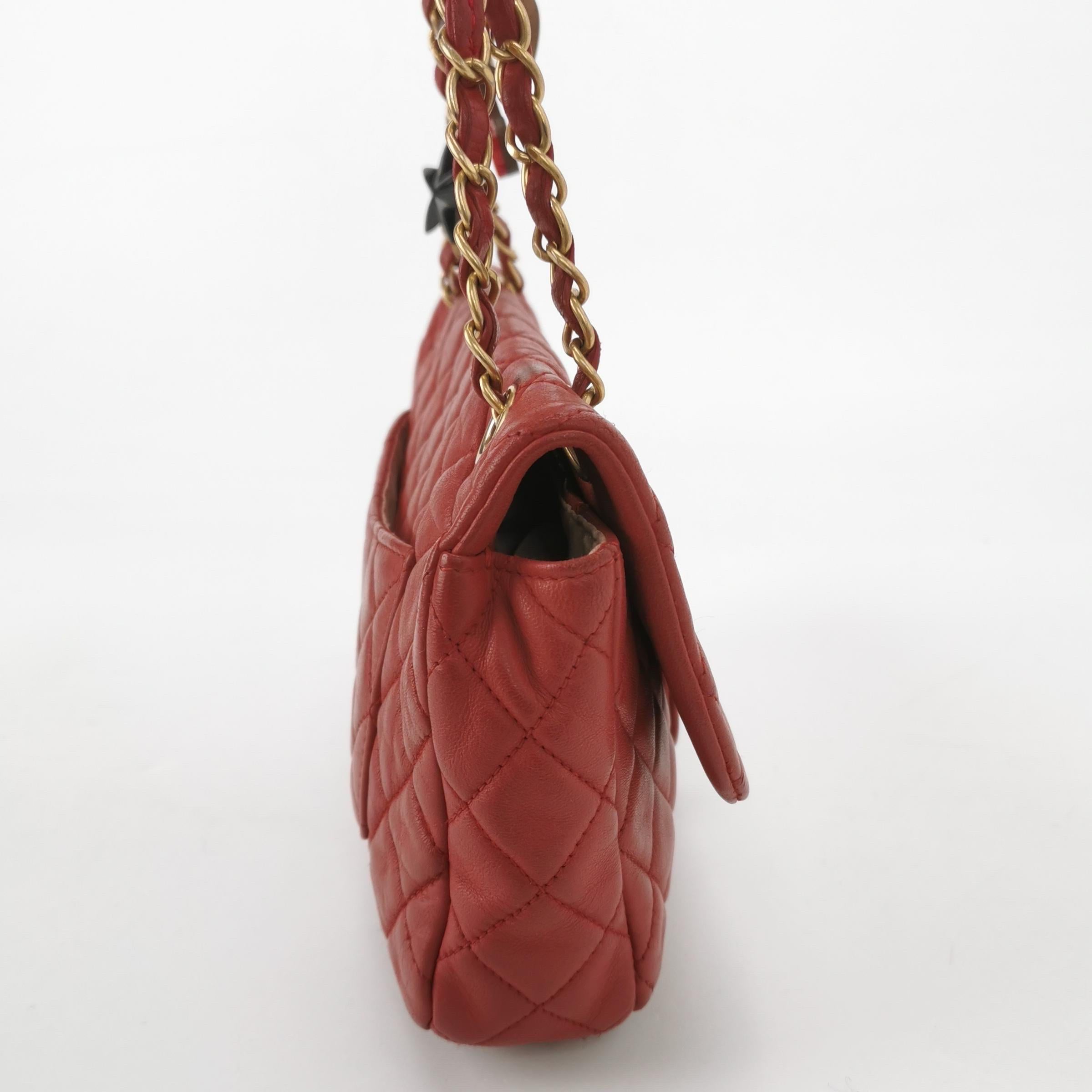 Chanel Seasonal Flap Pequeña Piel de Cordero Roja Valentine Marine Charms Marrón en venta