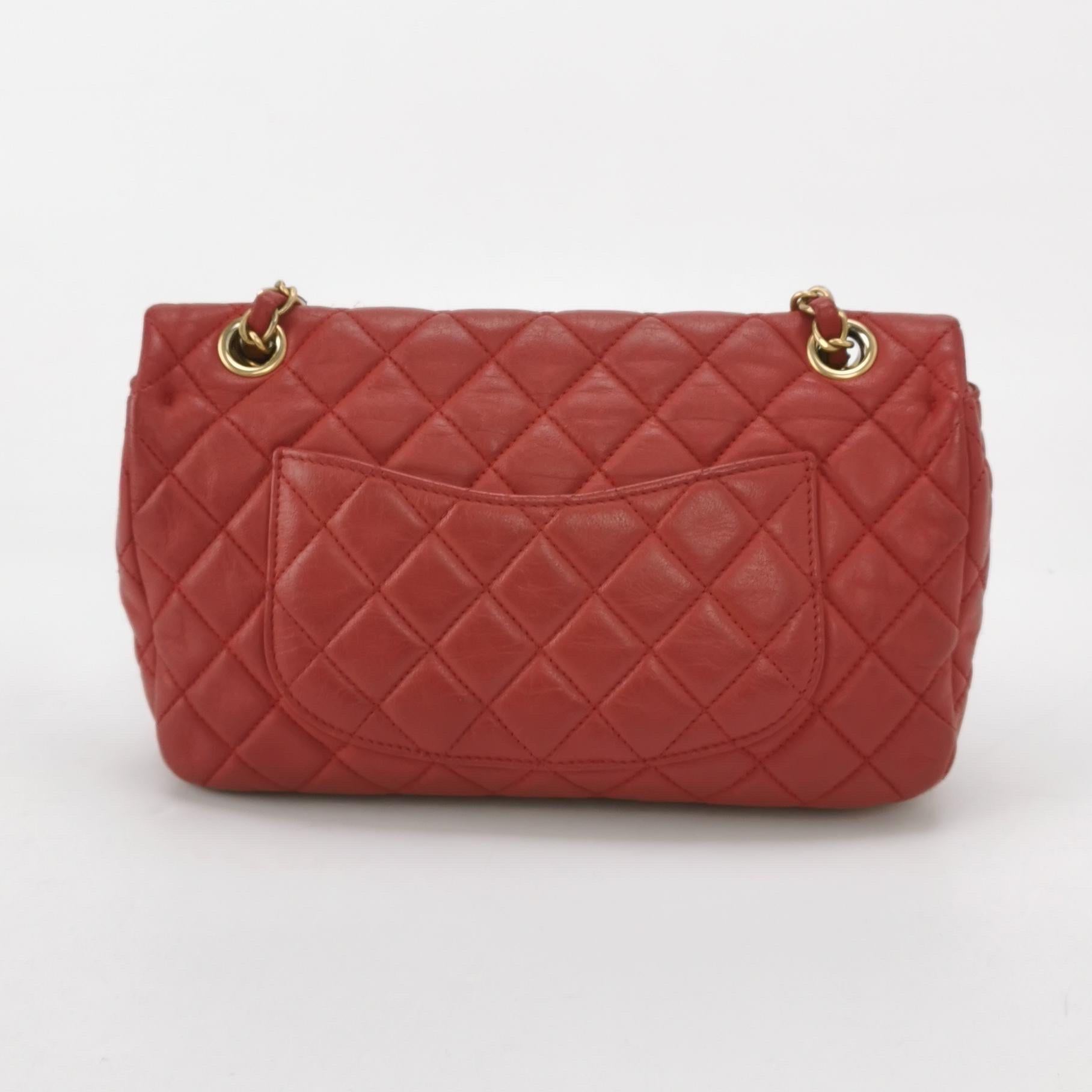 Chanel Seasonal Flap Pequeña Piel de Cordero Roja Valentine Marine Charms en Bueno estado para la venta en AUBERVILLIERS, FR