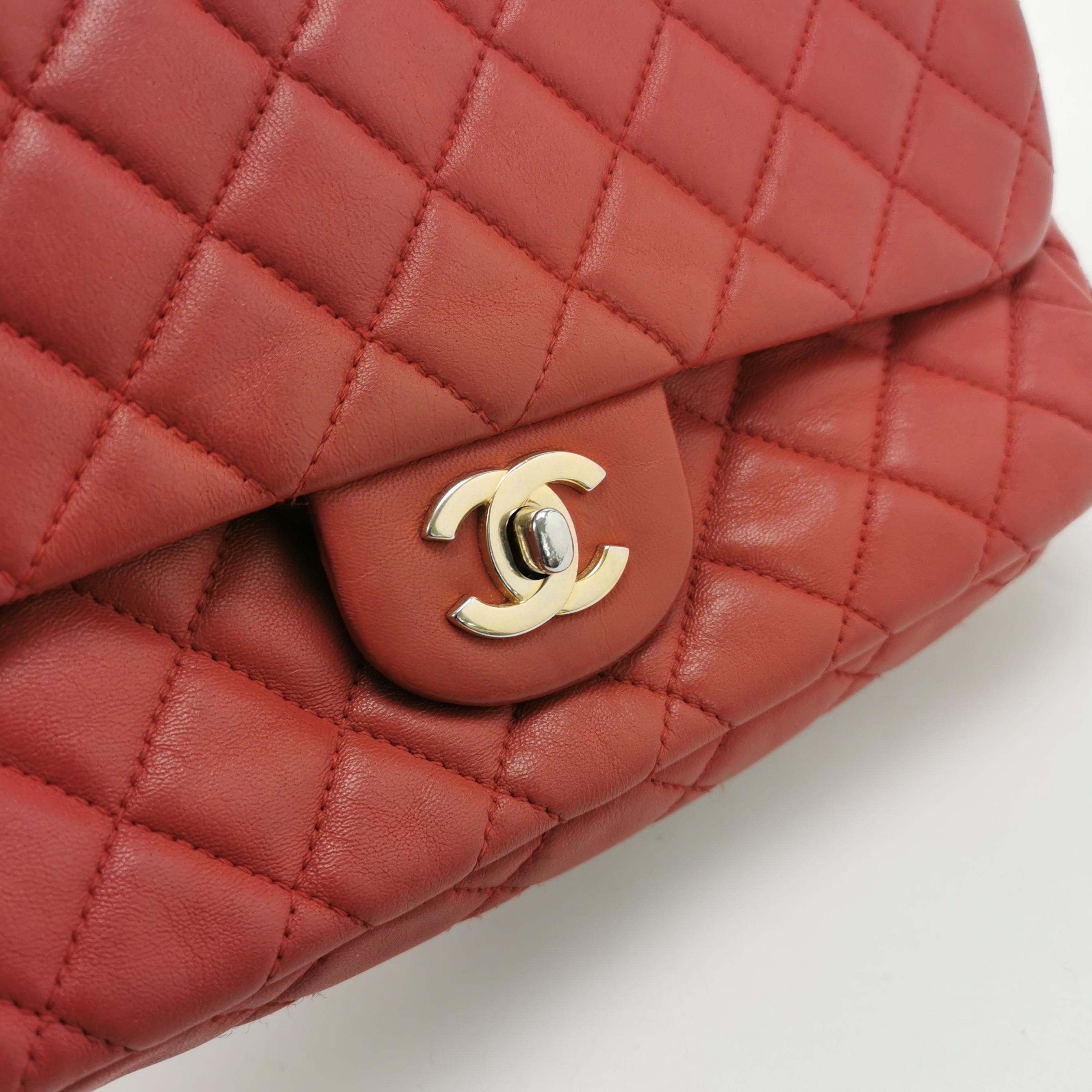 De las mujeres Chanel Seasonal Flap Pequeña Piel de Cordero Roja Valentine Marine Charms en venta
