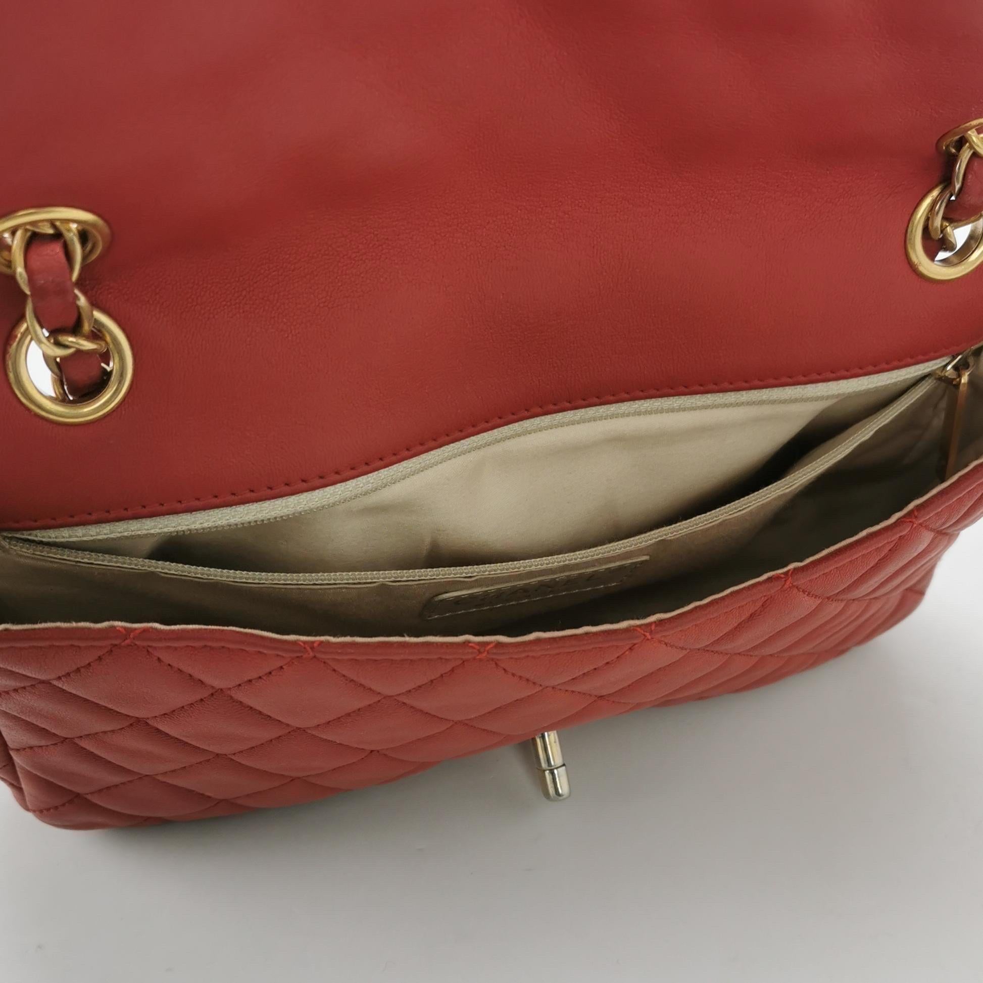 Chanel Seasonal Flap Pequeña Piel de Cordero Roja Valentine Marine Charms en venta 1
