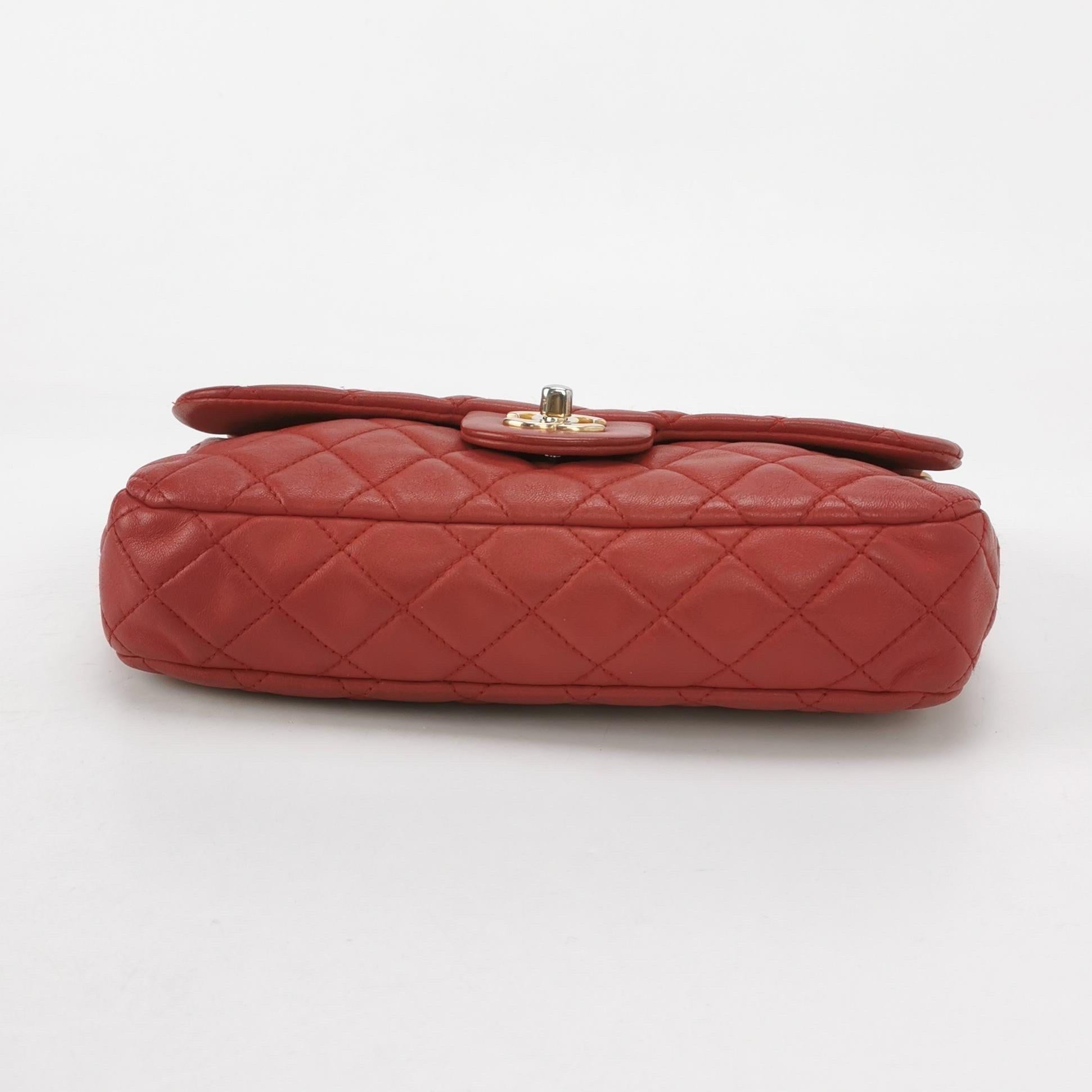 Chanel Seasonal Flap Pequeña Piel de Cordero Roja Valentine Marine Charms en venta 2