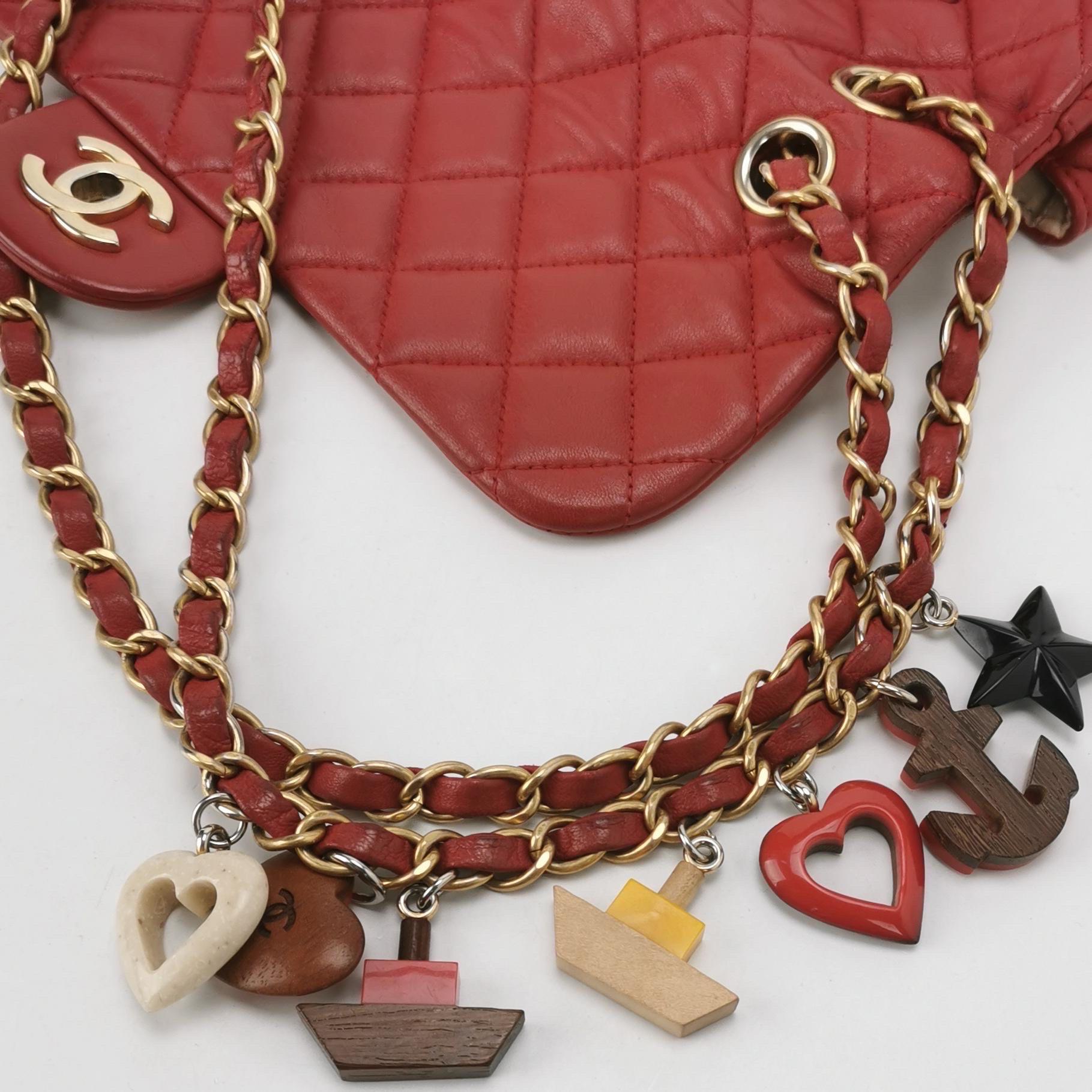 Chanel Seasonal Flap Pequeña Piel de Cordero Roja Valentine Marine Charms en venta 3