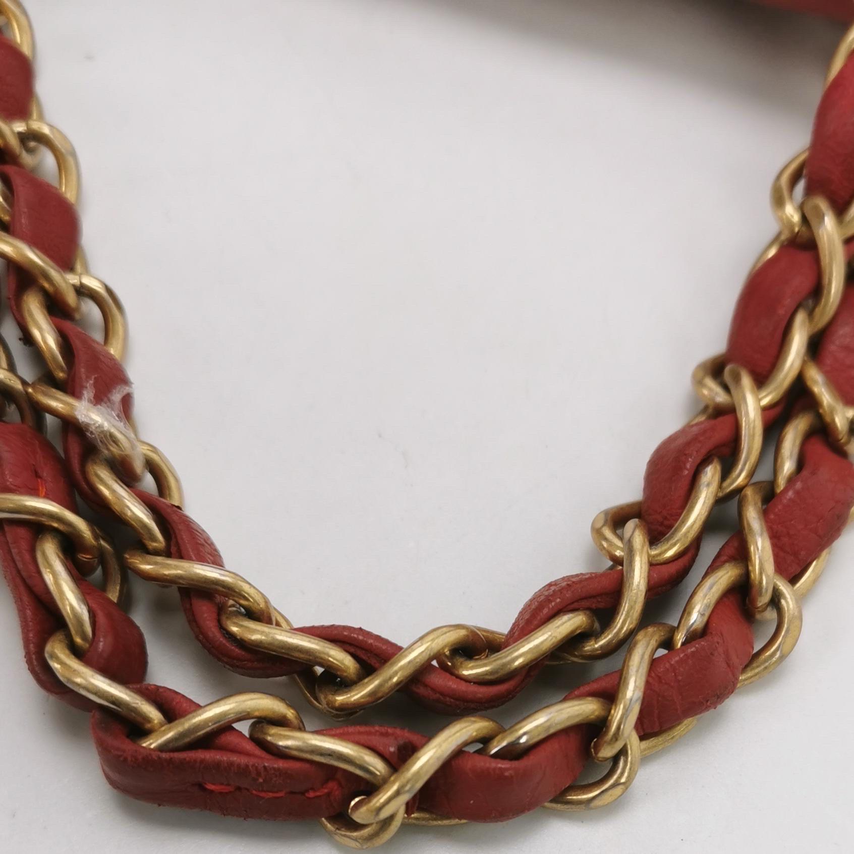 Chanel Seasonal Flap Pequeña Piel de Cordero Roja Valentine Marine Charms en venta 4