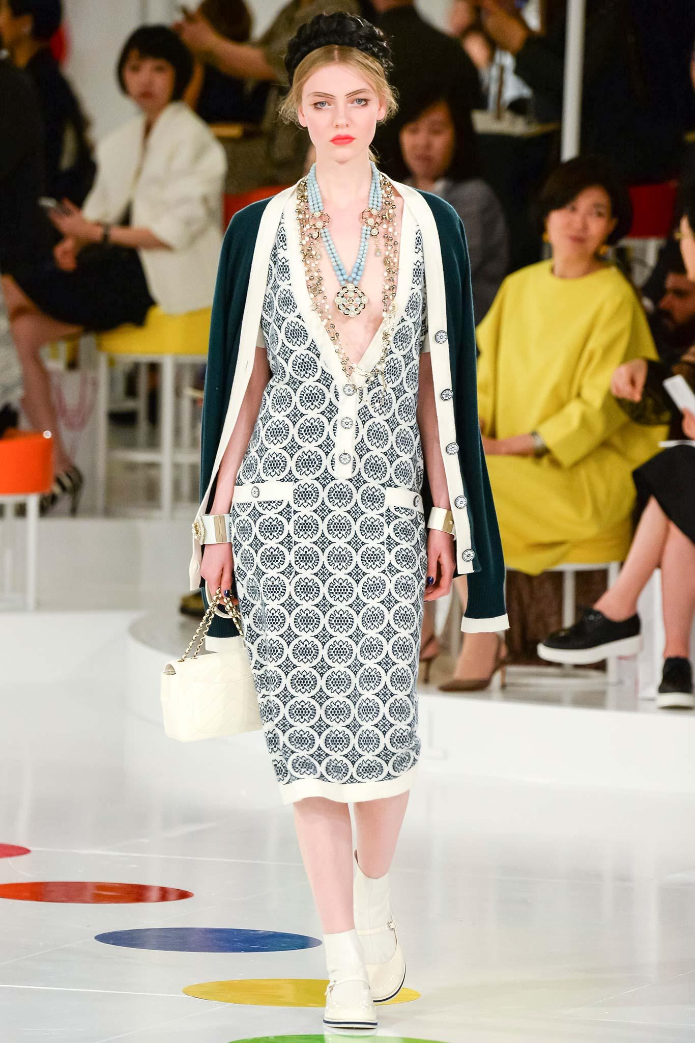 Chanel Seoul CC Kaschmirpullover mit Gürtel und Knöpfen im Zustand „Hervorragend“ im Angebot in Dubai, AE