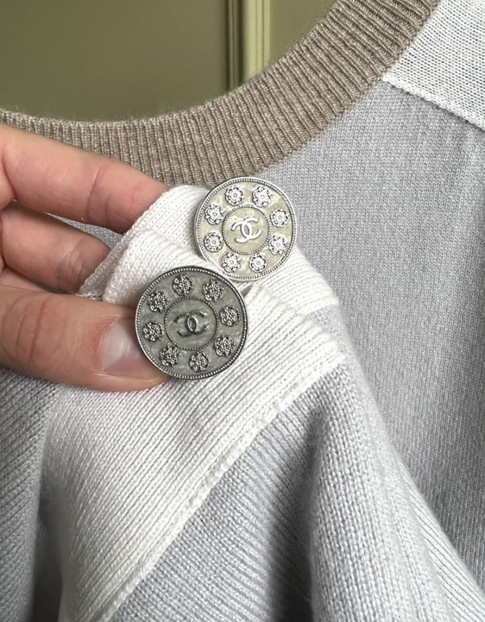 Chanel - Pull en cachemire à boutons et ceinture CC de Séoul Unisexe en vente