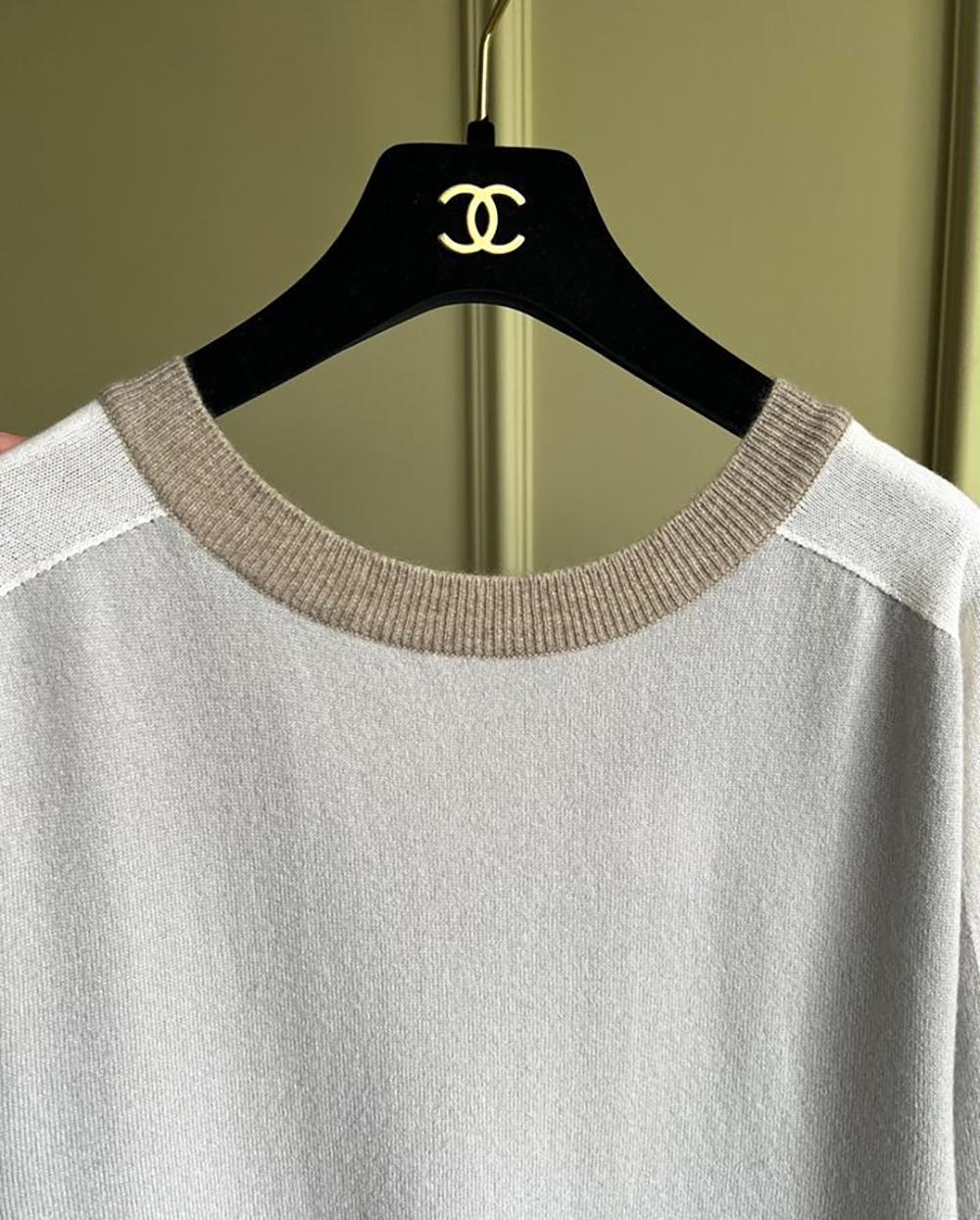 Chanel - Pull en cachemire à boutons et ceinture CC de Séoul en vente 5