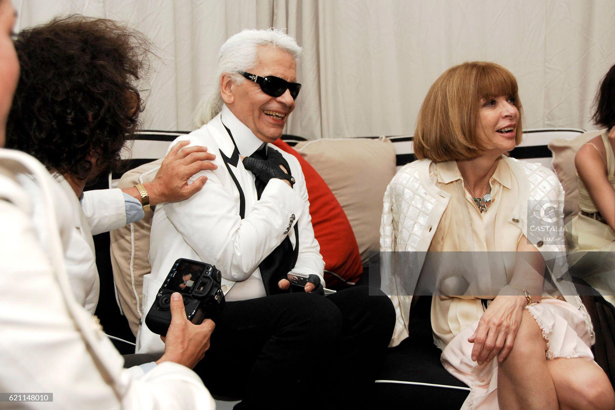 Chanel Pailletten-Strickjacke mit CC Handshake-Knöpfen 46 FR im Zustand „Neu“ im Angebot in Dubai, AE