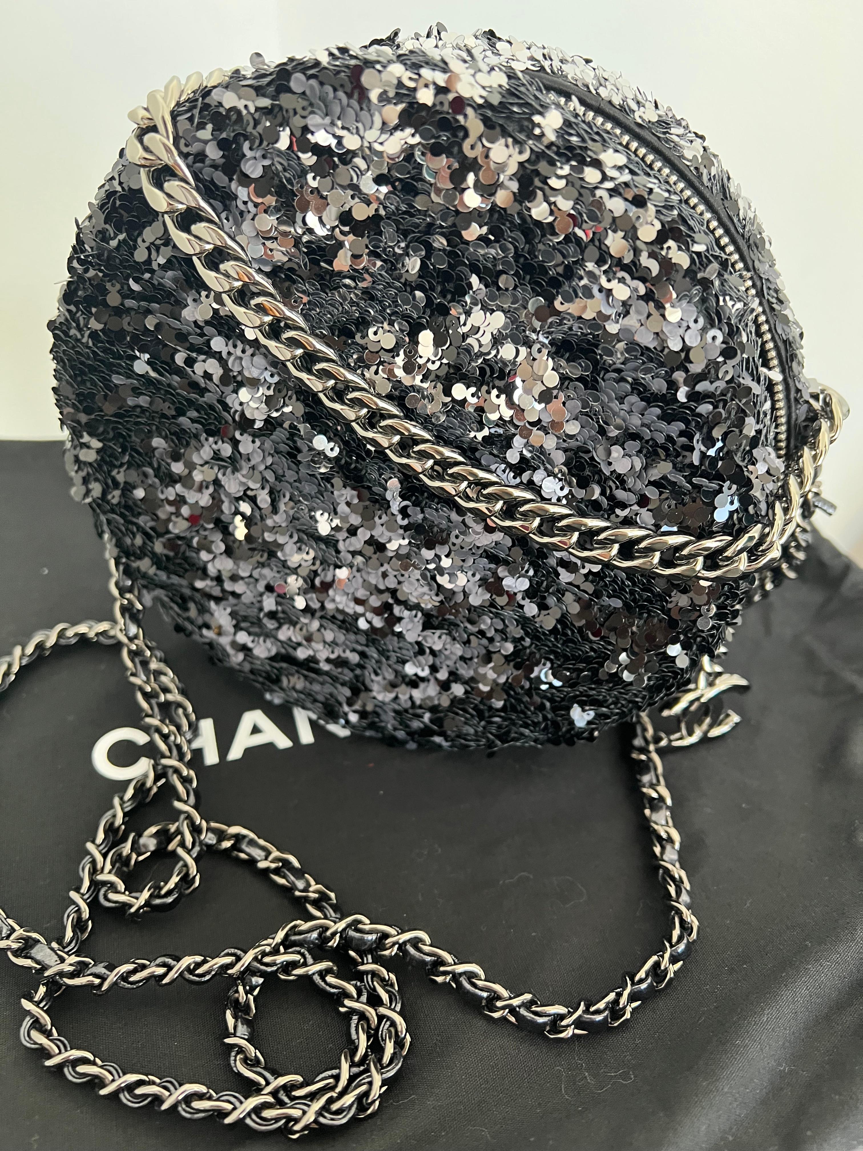 Chanel Sequin circle Bag with CC logo charm  In Excellent Condition For Sale In Toronto, CA