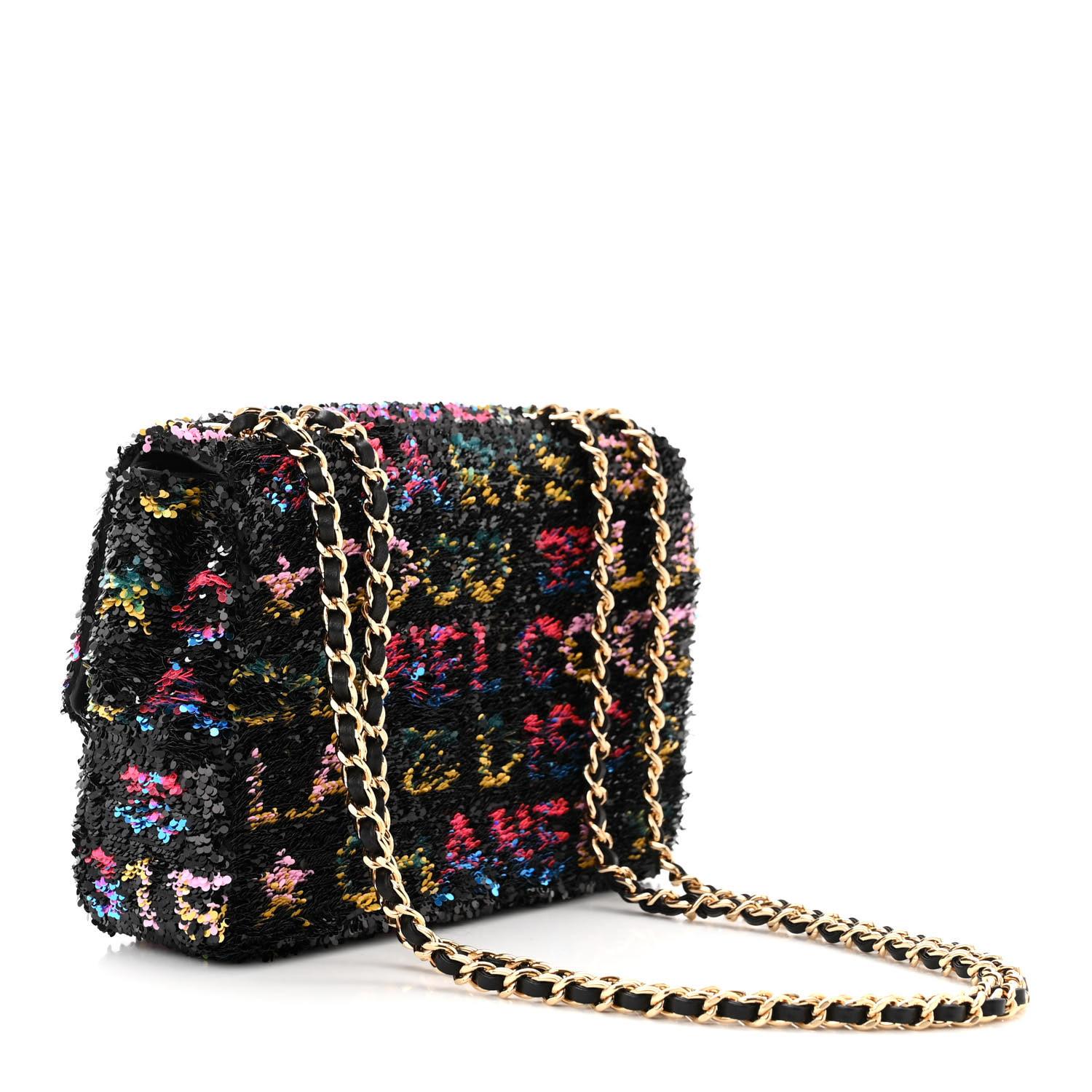 Este bolso con solapa clásico de Chanel está confeccionado en lentejuelas iridiscentes con el estampado disco de Chanel y detalles del logotipo, como Coco, texto disco y motivos de estrellas en negro, rosa, dorado y bígaro. Diseñado con herrajes