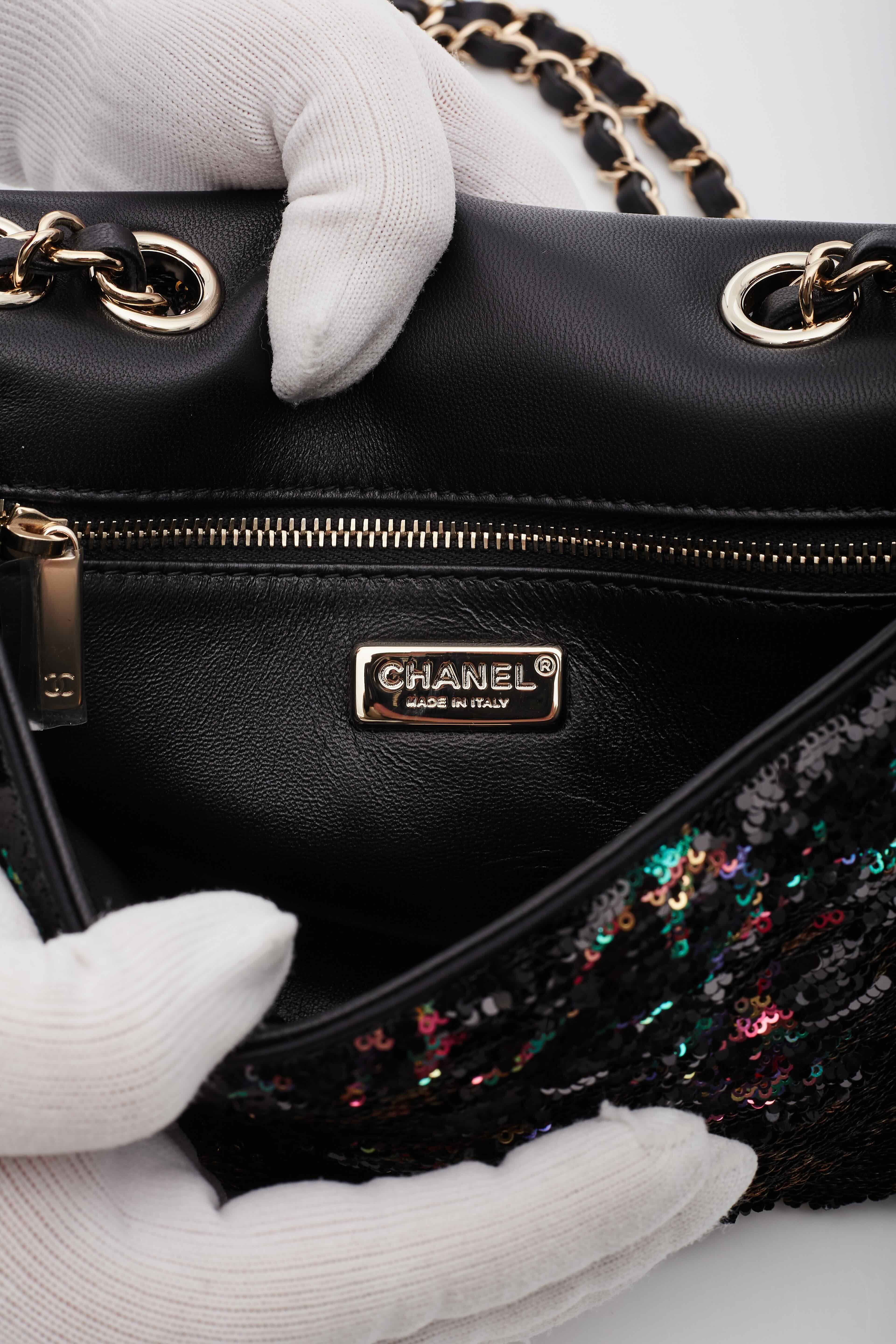 Chanel petit sac à rabat champagne doré avec logo et sequins en vente 3