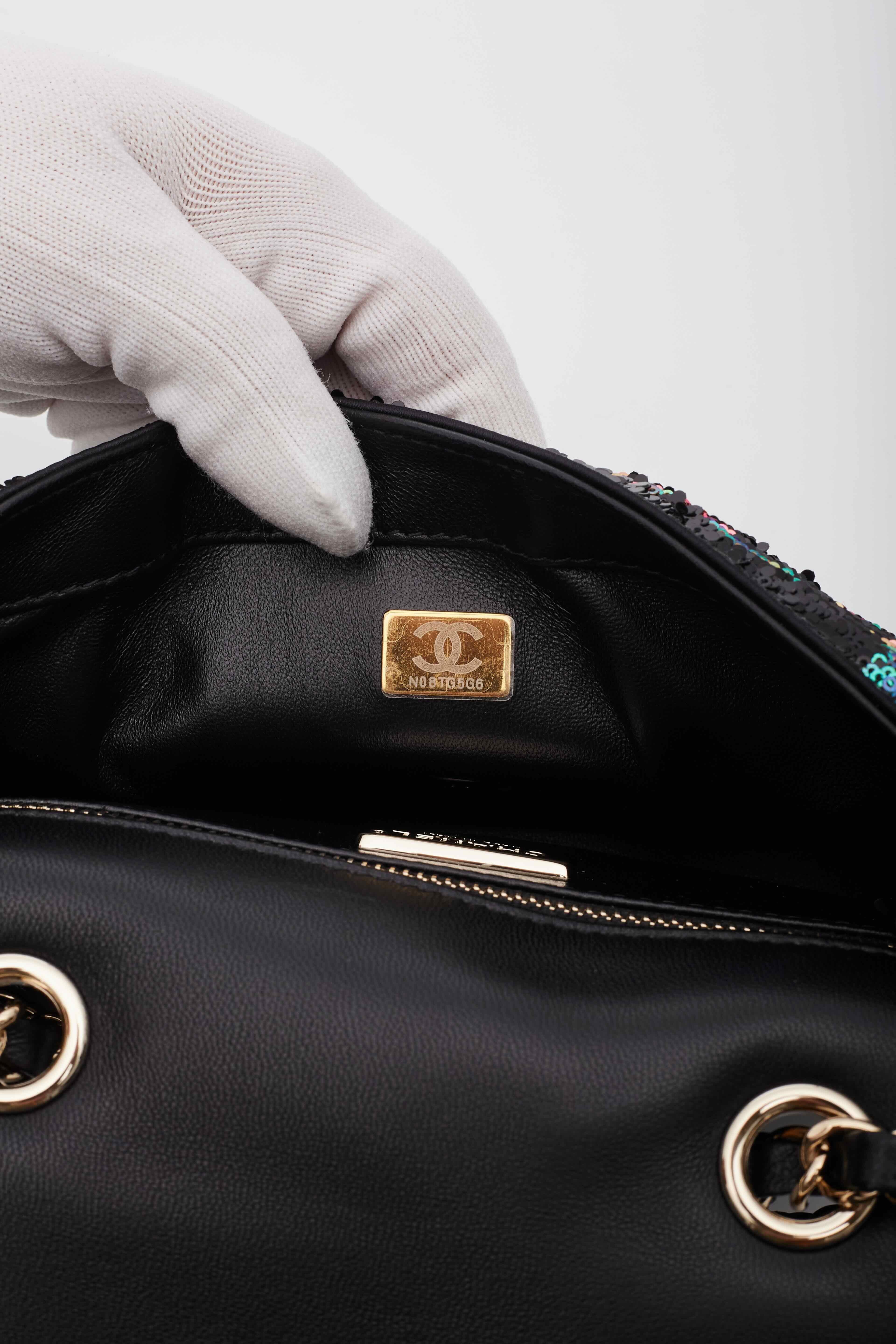 Chanel petit sac à rabat champagne doré avec logo et sequins en vente 4