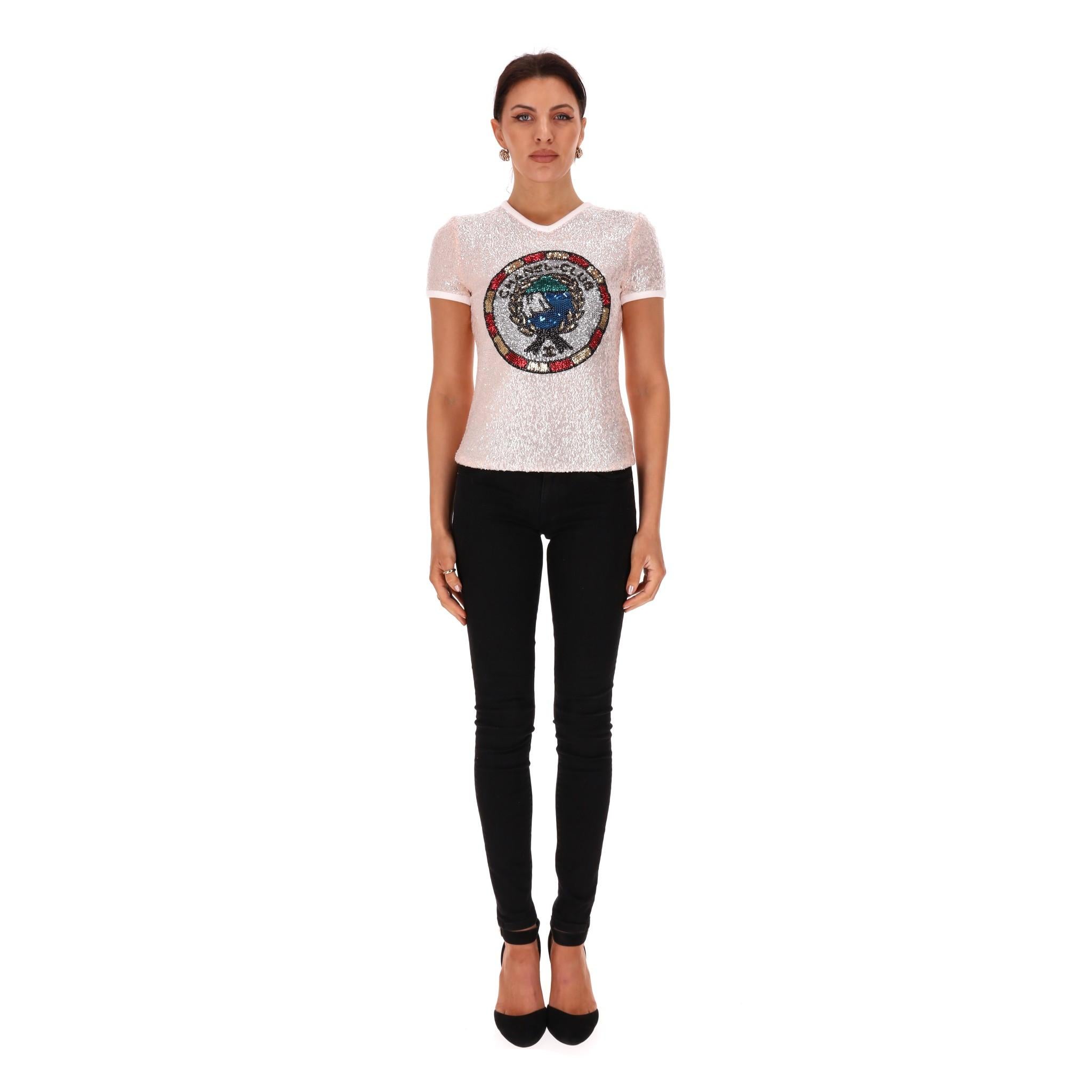 Articolo raro - Nuovo di zecca - Top Chanel con paillettes e logo

Top rosa chiaro a maniche corte completamente tempestato di paillettes.

Con paillettes rotonde al centro e logo 