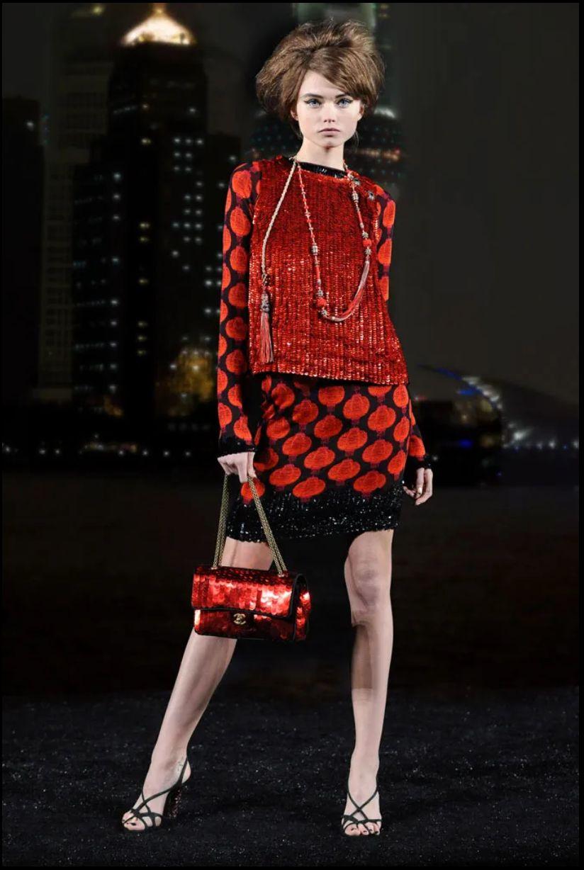 CHANEL - (Made in France) Black satin bag embroidered with red sequins, with an antique-golden metal 'CC' fastening on the double flap. Adjustable chain handle. Piece with a hologram and an authenticity card. 2009 circa Collection.

Condition:
Very
