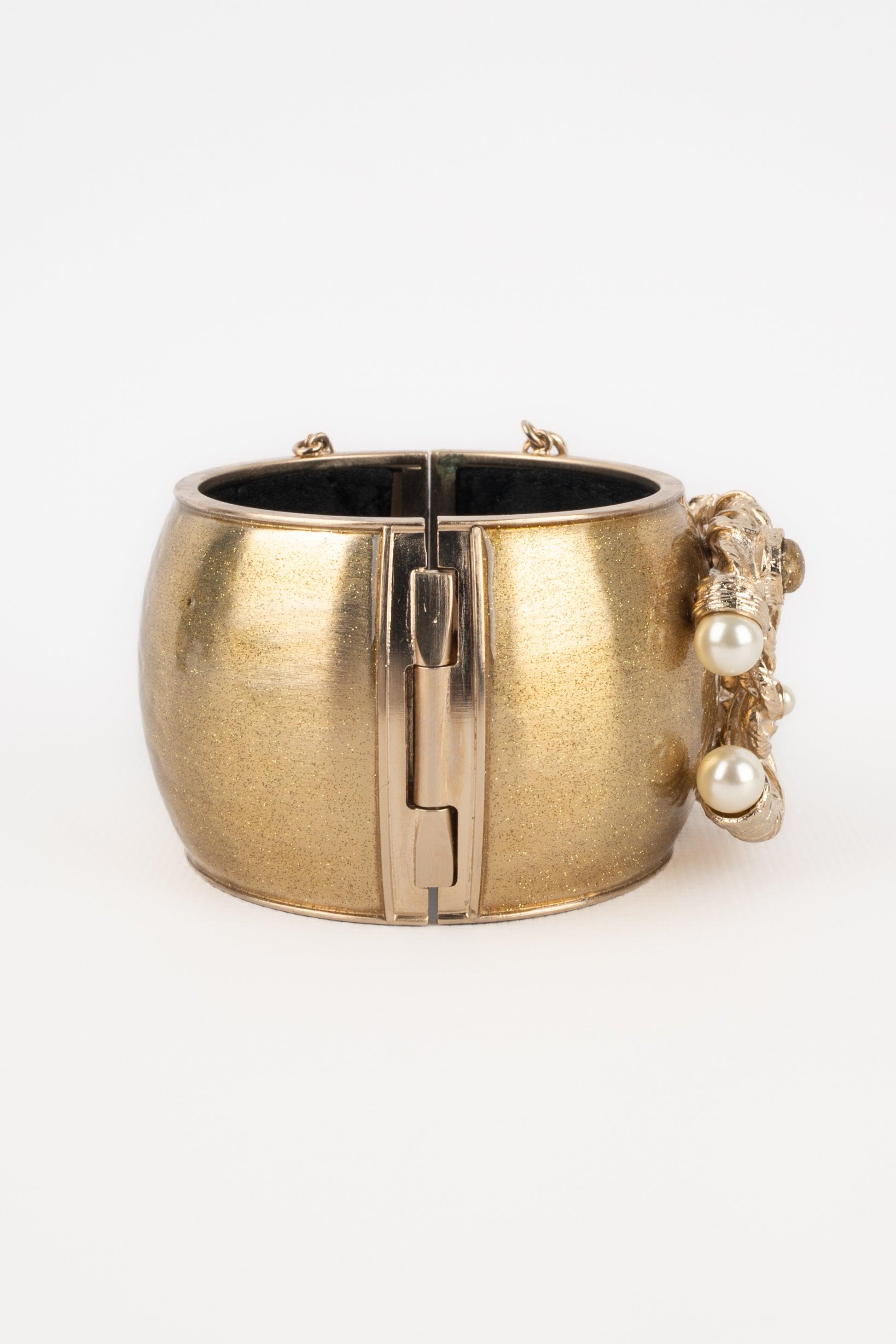 Donna Bracciale Chanel con paillettes in metallo dorato in vendita