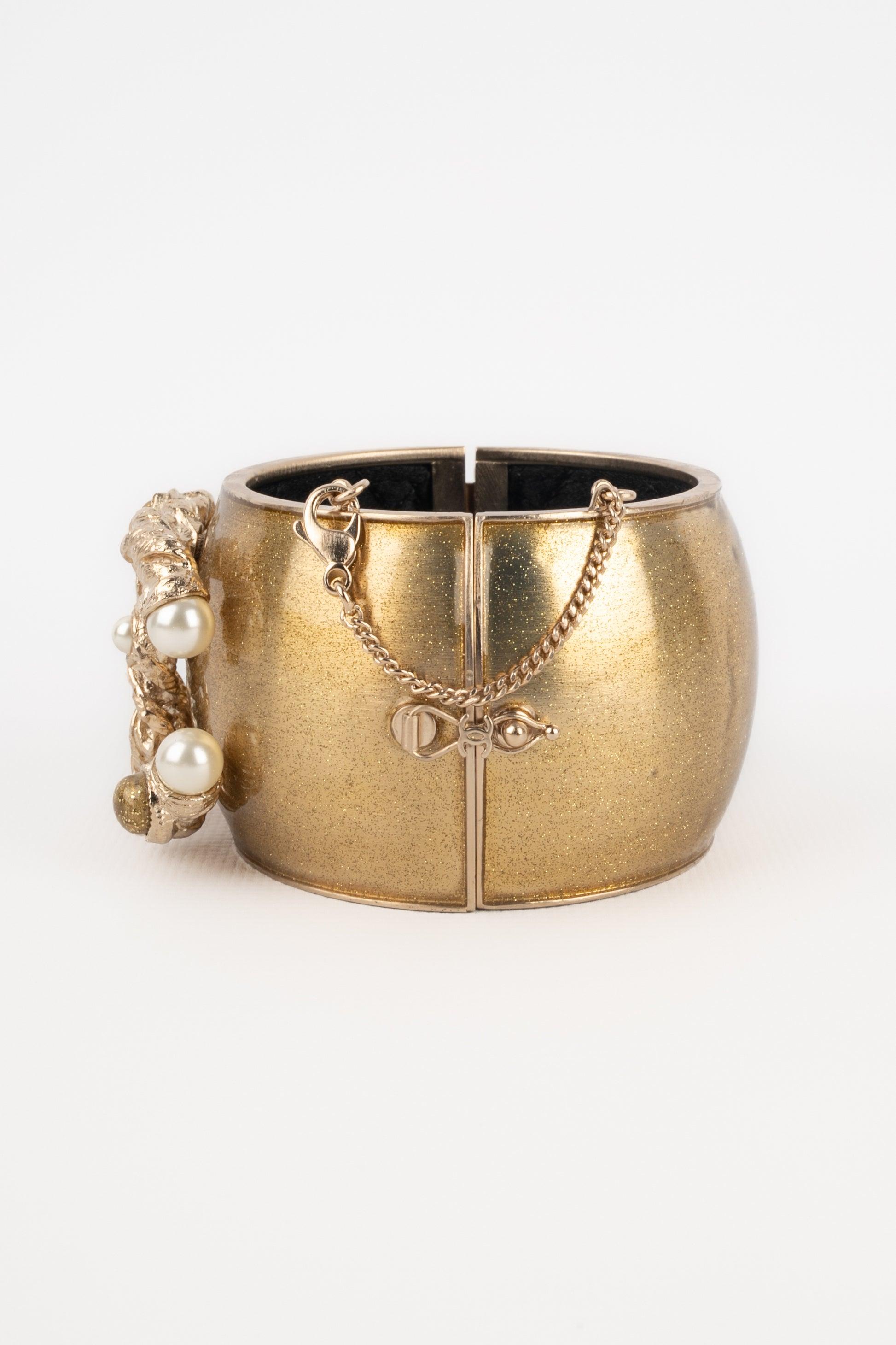 Bracciale Chanel con paillettes in metallo dorato in vendita 1
