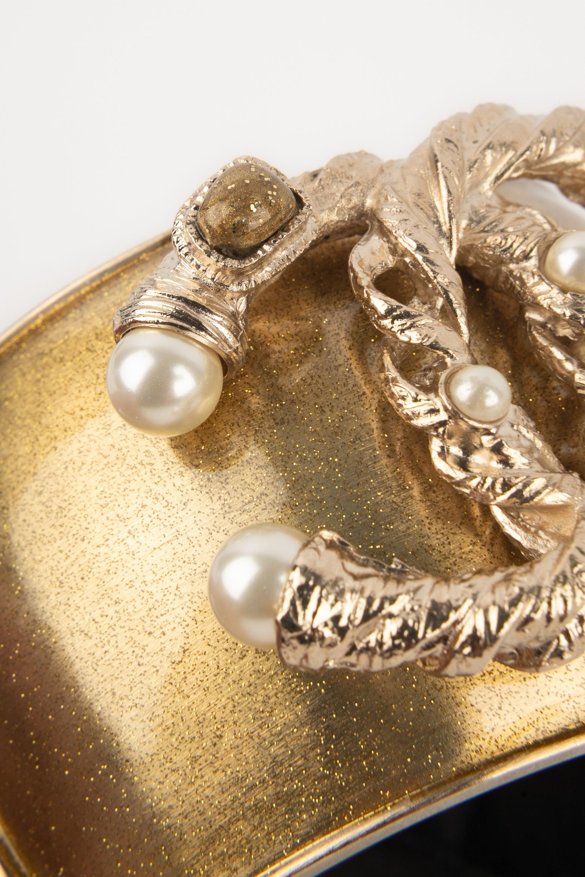 Bracciale Chanel con paillettes in metallo dorato in vendita 2