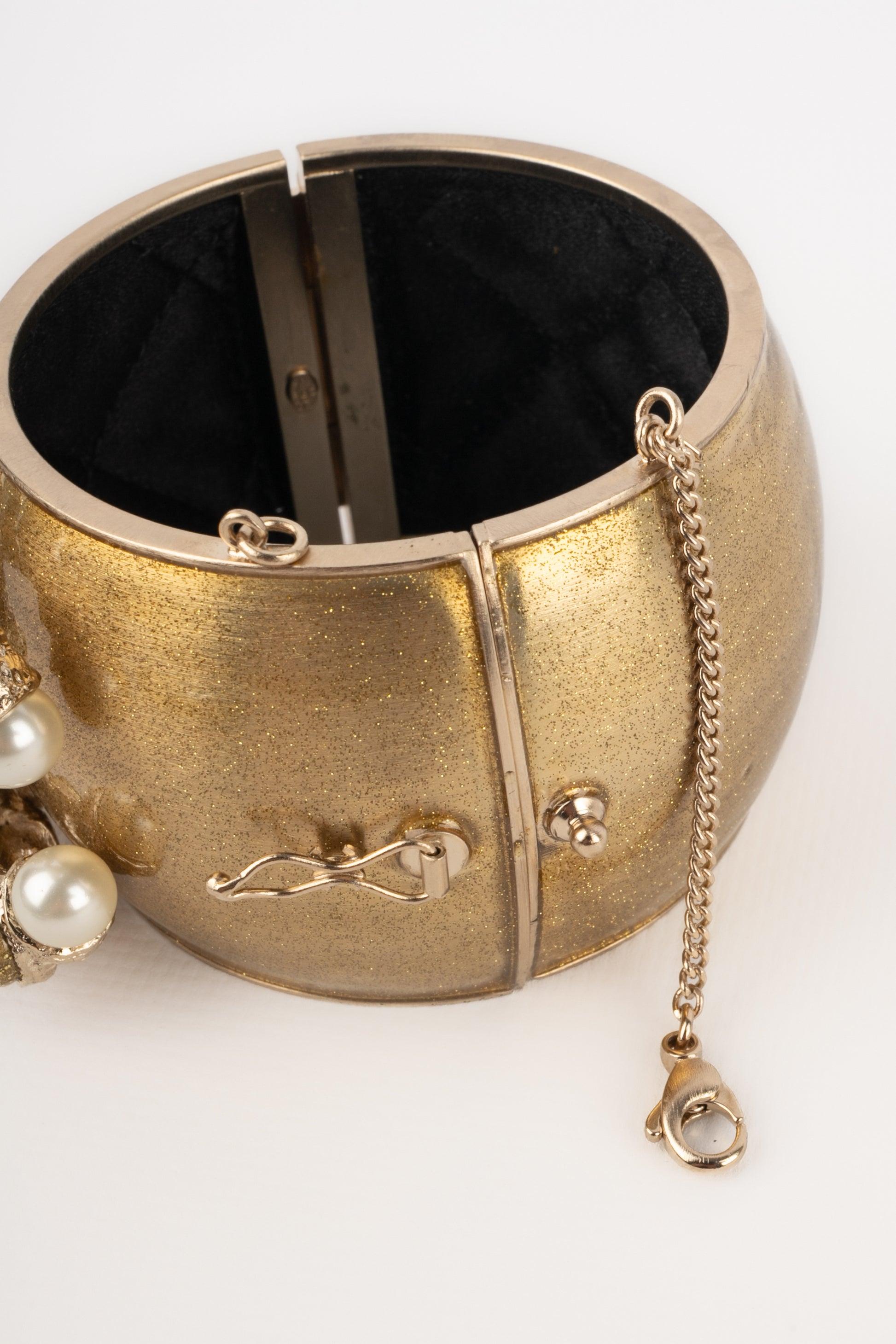 Bracciale Chanel con paillettes in metallo dorato in vendita 3