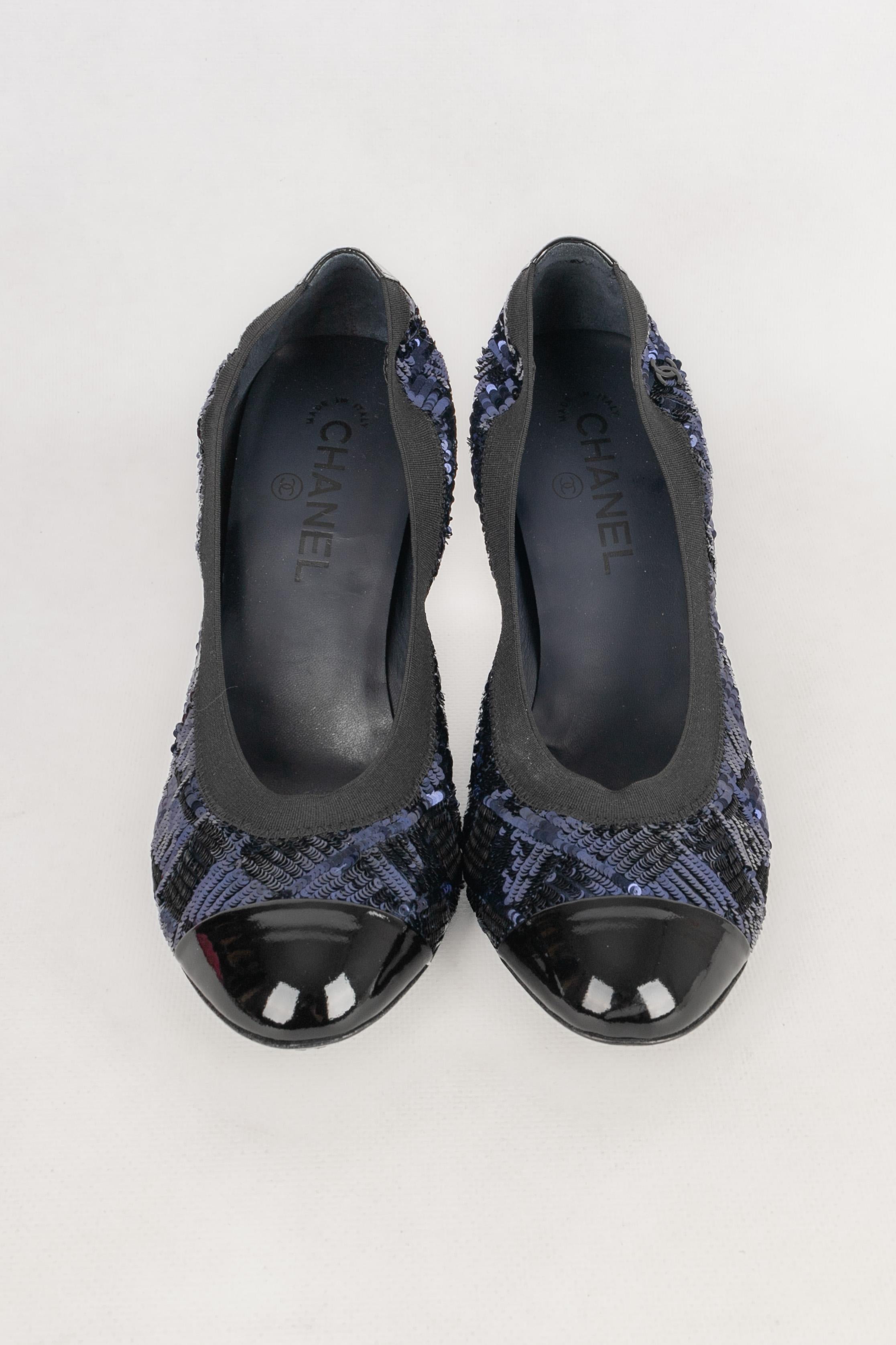 CHANEL - (Made in Italy) Schwarze Pumps aus Lackleder mit blauen Pailletten.

Bedingung:
Sehr guter Zustand

Abmessungen:
Größe 40

SKU:CH80