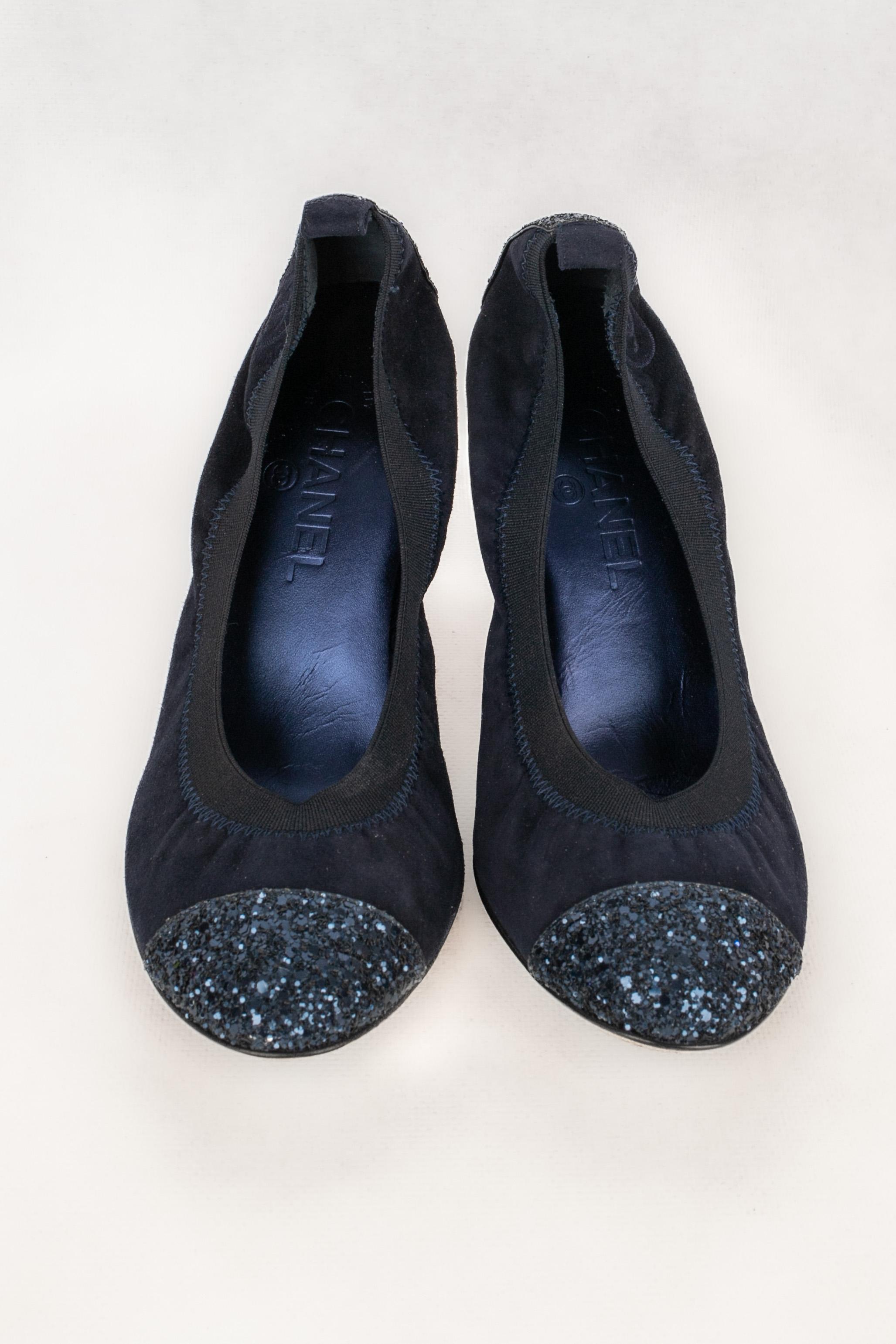 CHANEL - (Made in Italy) Black patent leather pumps with blue sequins.

Condition:
Very good condition

Dimensions:
Size 40

SKU:CH80