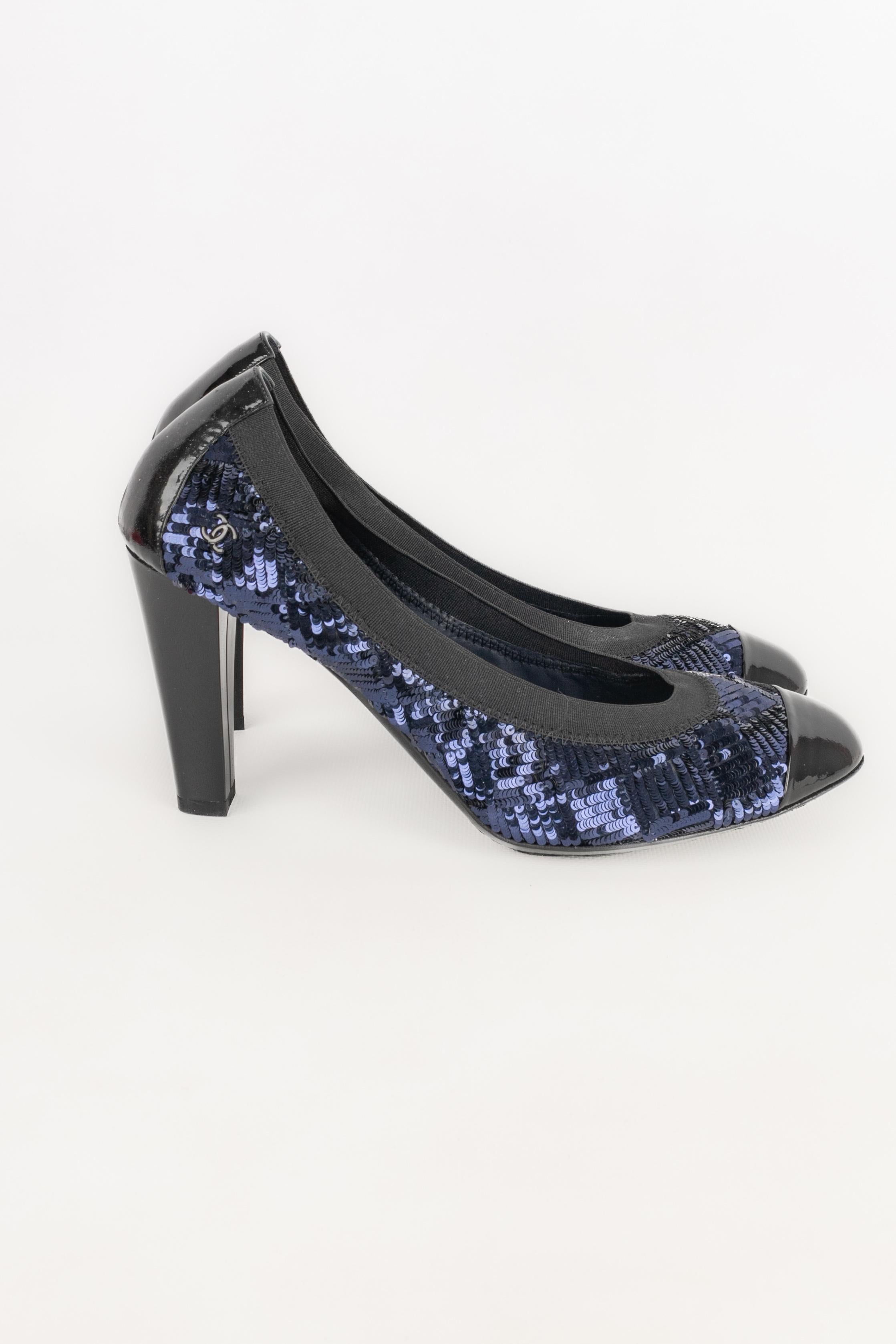 Chanel paillettenbesetzte Pumps (Weiß) im Angebot