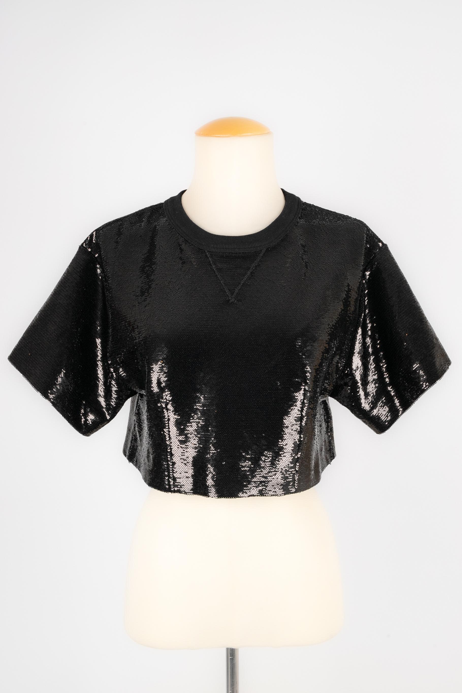 Chanel - Top corto nero strizzato. Mancano le etichette delle taglie e della composizione, ma veste una 36FR.

Condizioni:
Ottime condizioni

Dimensioni:
Larghezza spalle: 45 cm - Lunghezza maniche: 18 cm - Lunghezza: 37 cm

FH230