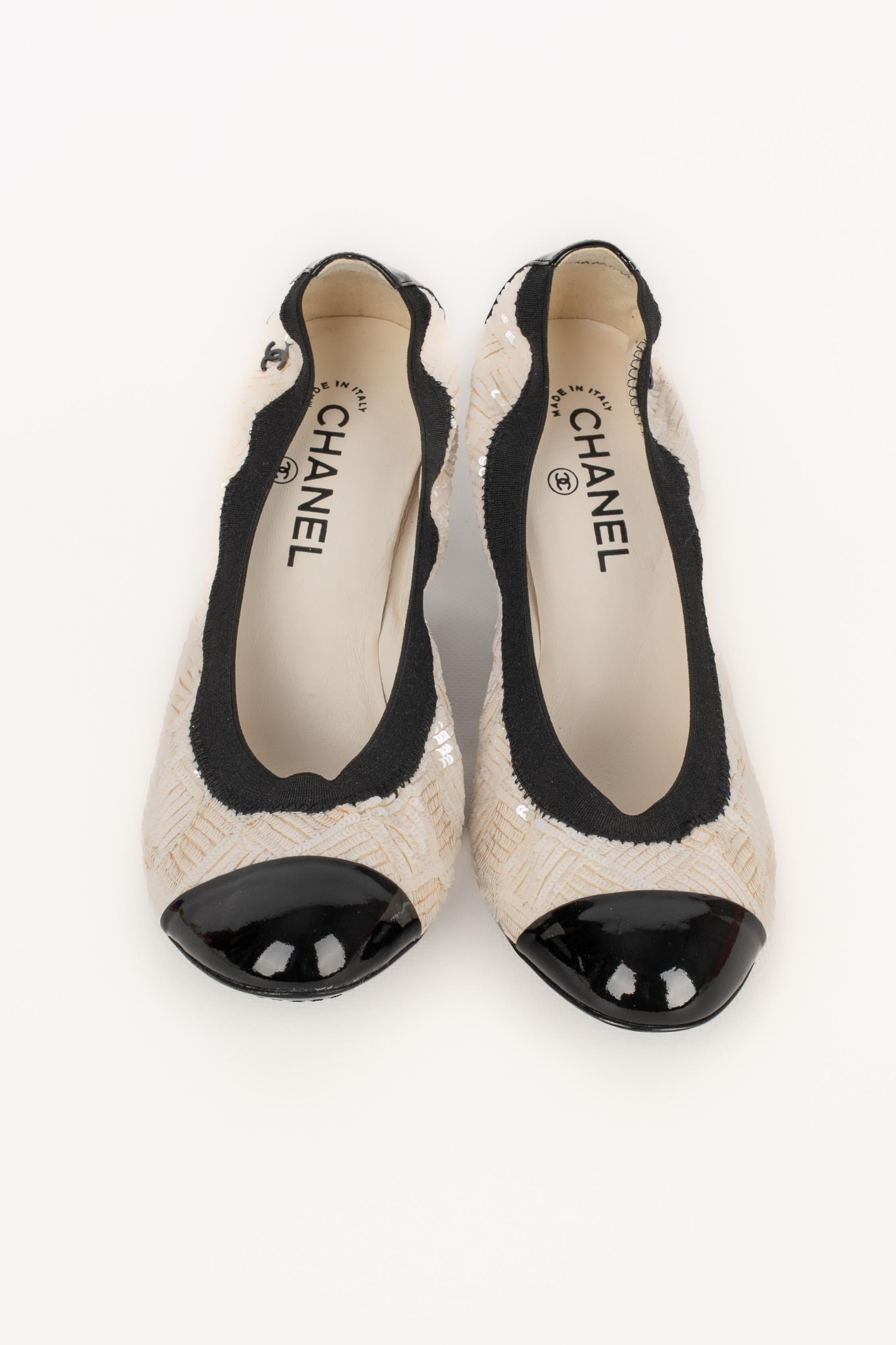 CHANEL - (Made in Italy) Black patent leather pumps with white sequins.

Condition:
Very good condition

Dimensions:
Size 40

SKU:CH83